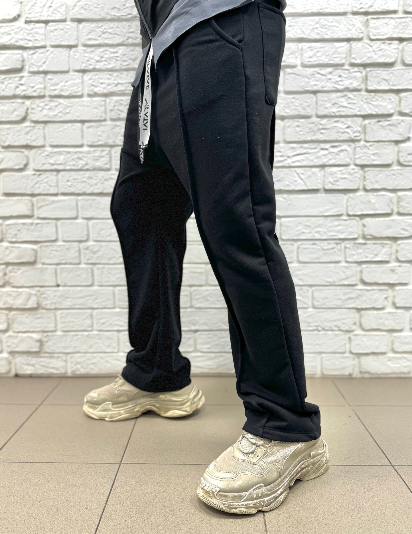 Black trousers with one sewing on the middle, large