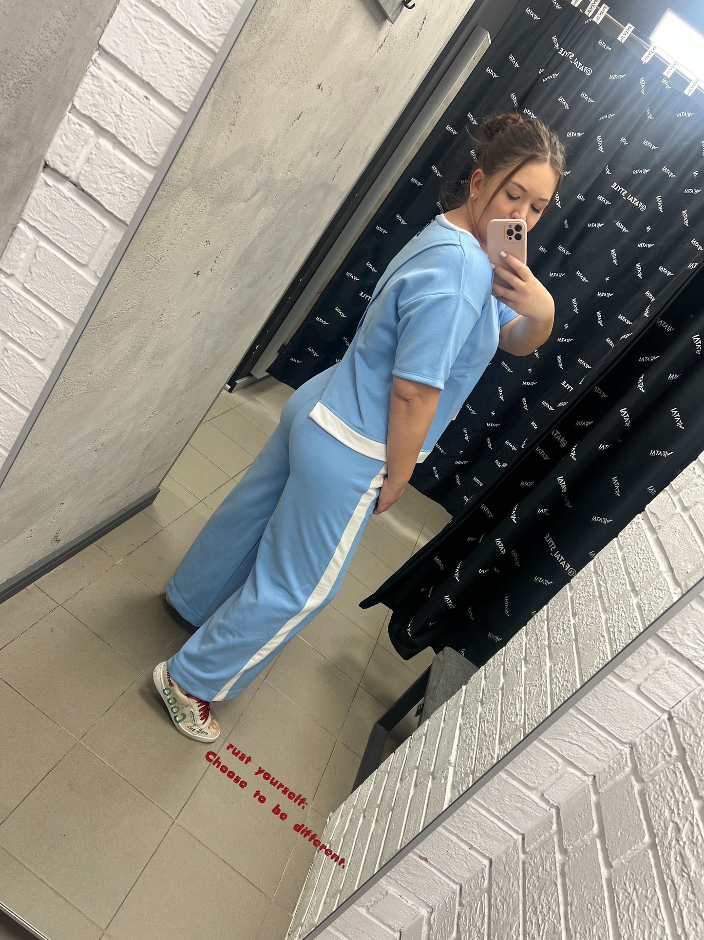 Bleu tracksuit with white details