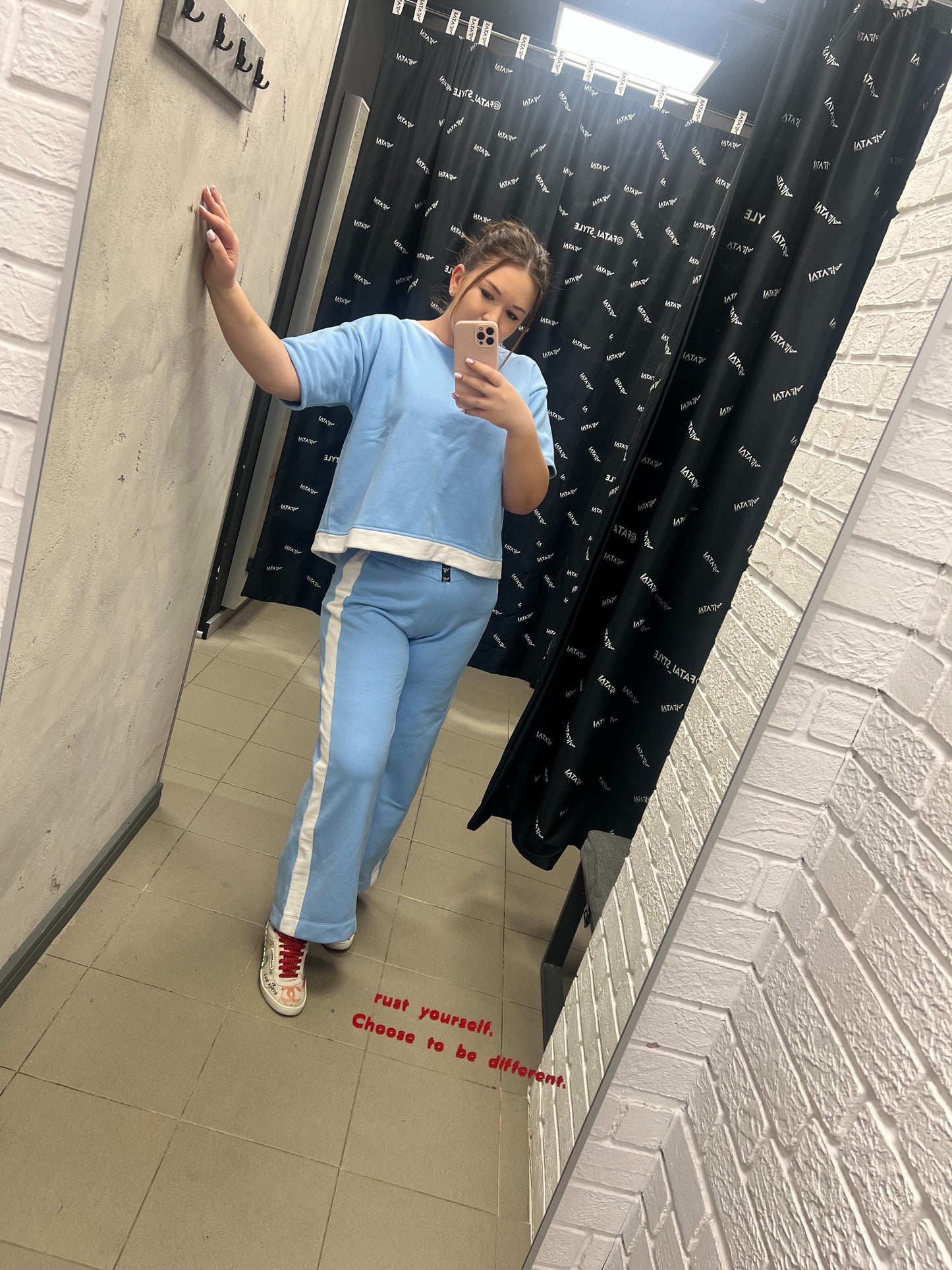 Bleu tracksuit with white details