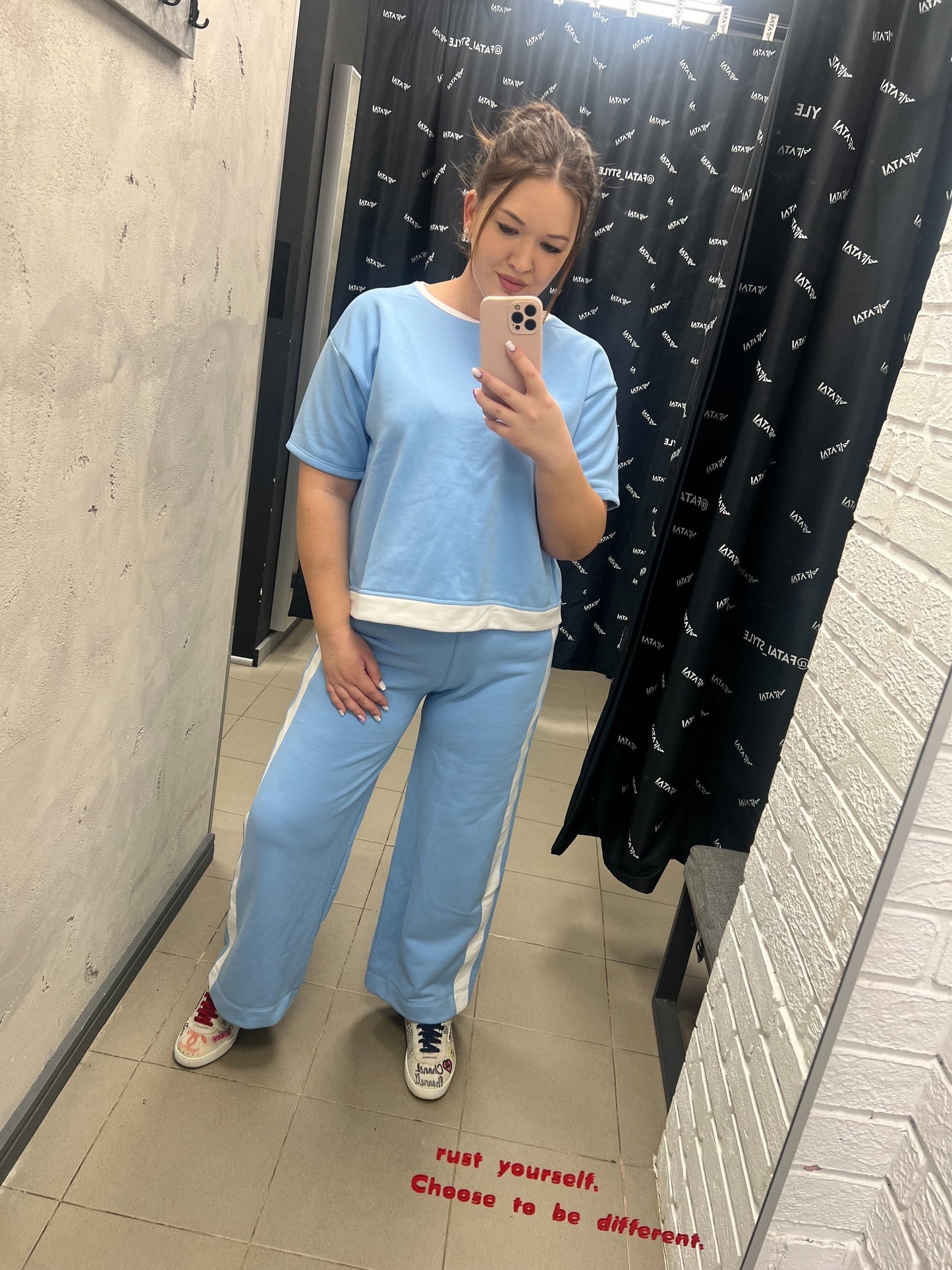 Bleu tracksuit with white details