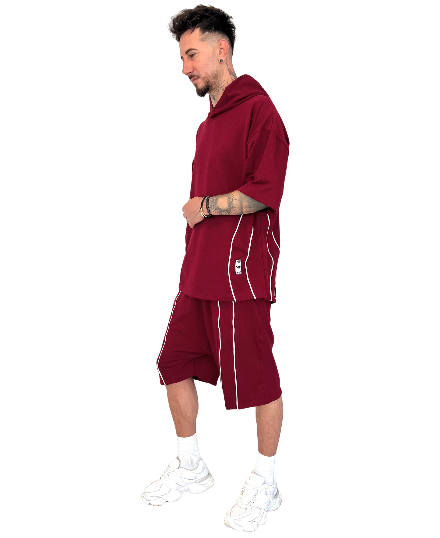Tricou burgundy cu vipusca alba