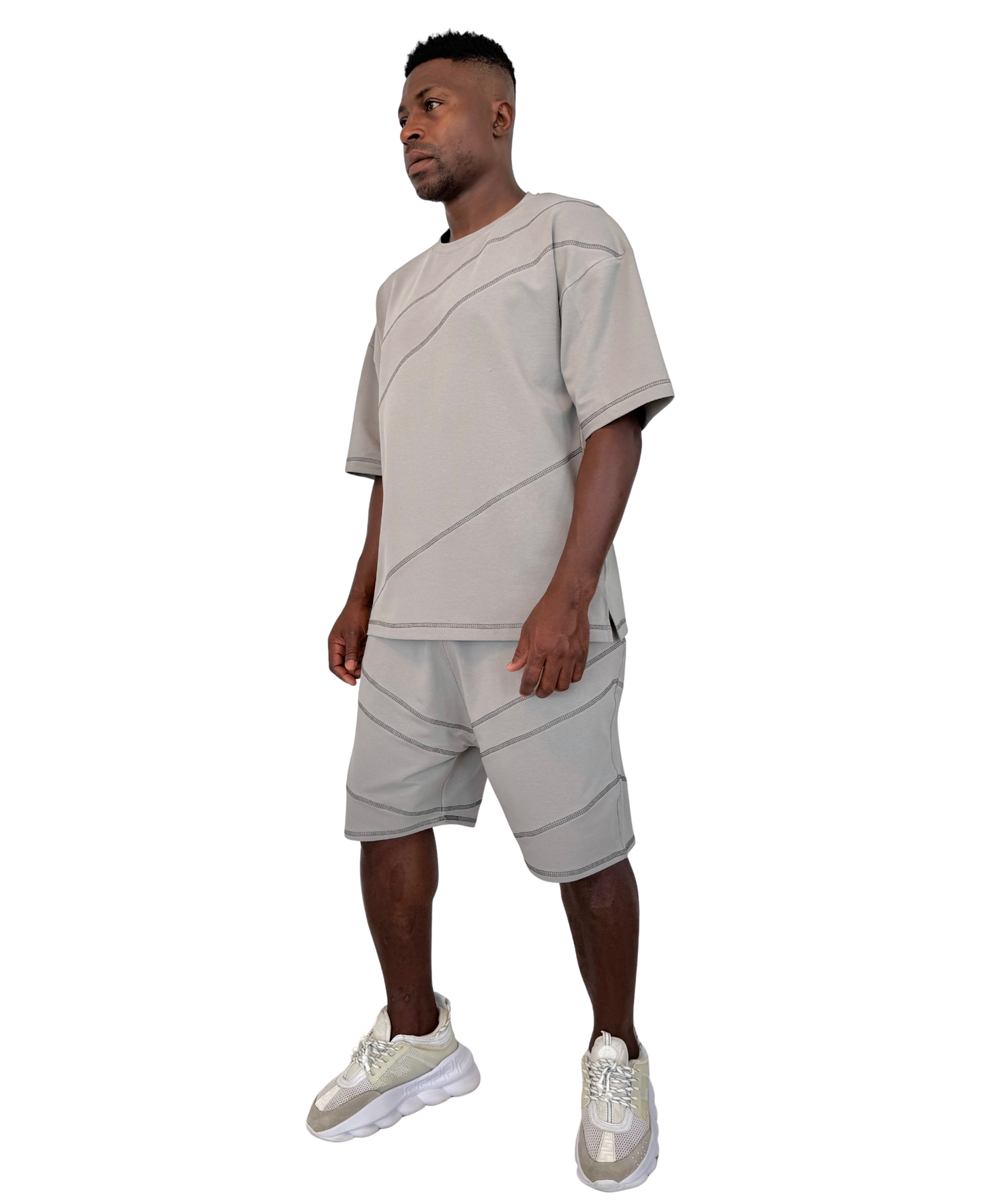 Tricou gri cu diverse cusaturi