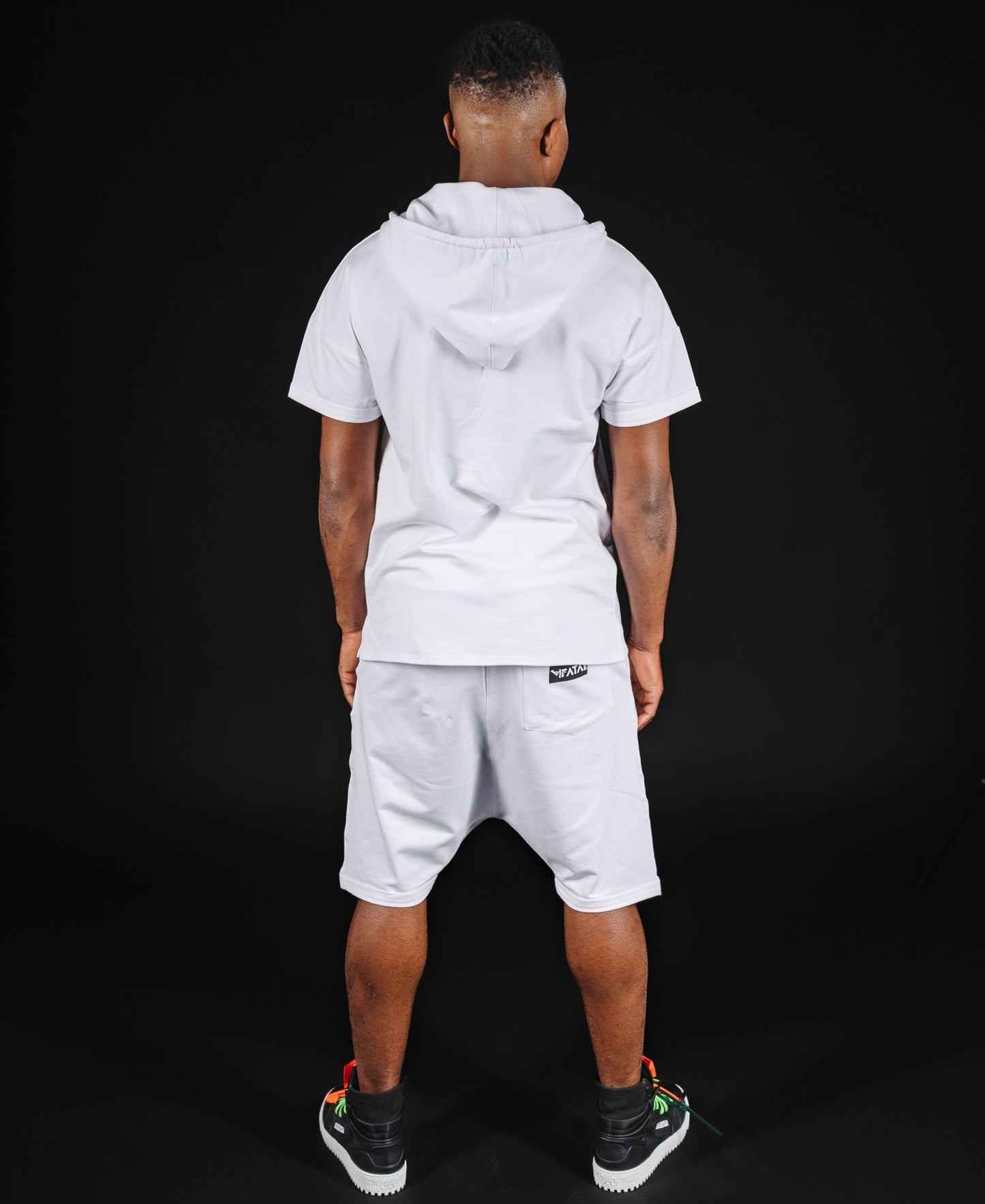 Compleu alb cu fermoar si gluga