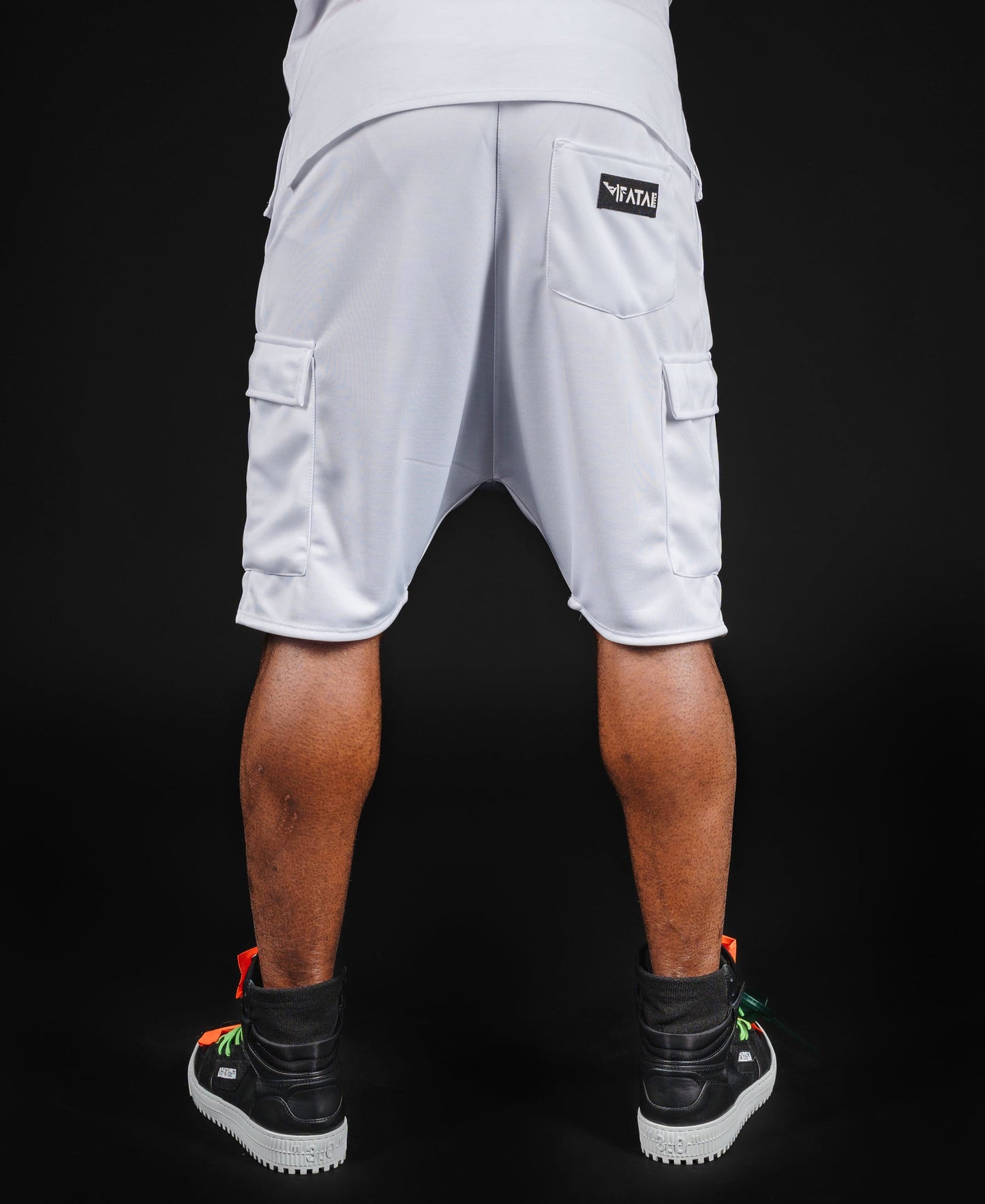 Pantaloni albi cu accesorii negre