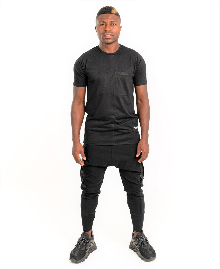Black t-shirt with details to the pockets
