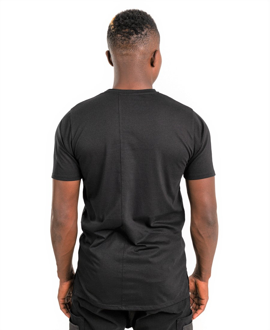Black t-shirt with details to the pockets