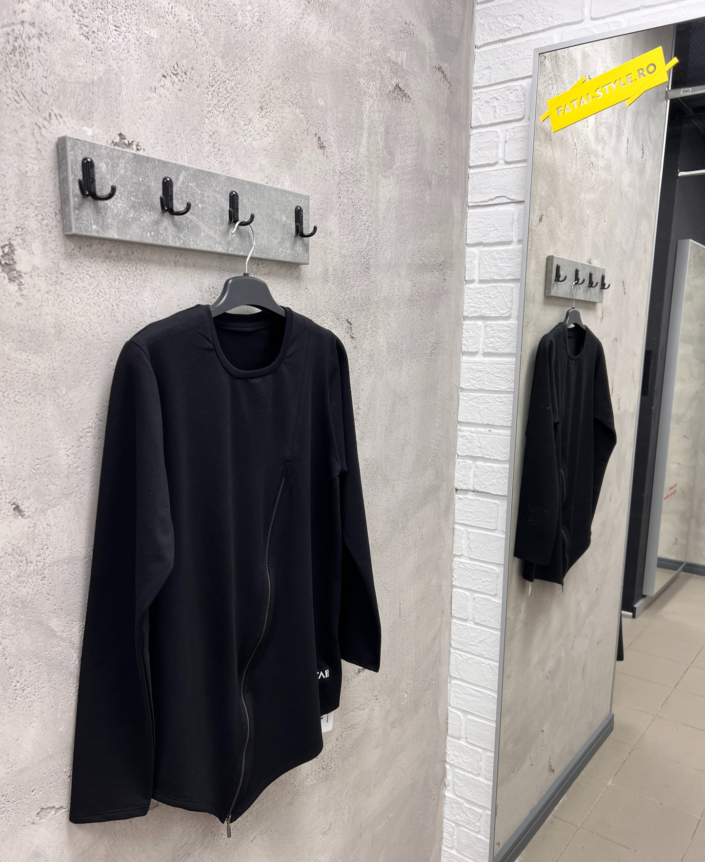 Bluza neagra cu fermoar diagonal