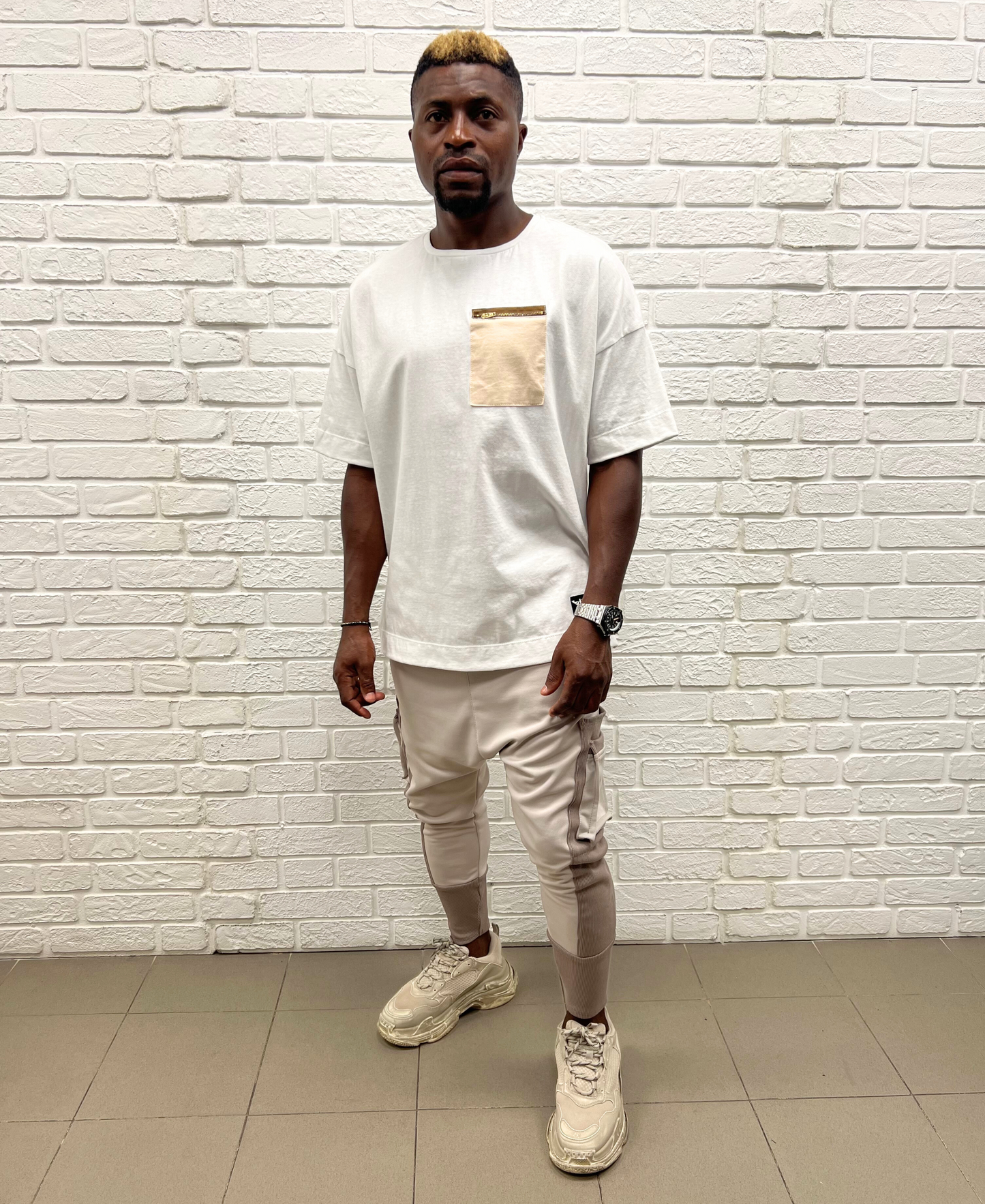 White t-shirt with pocket and zip