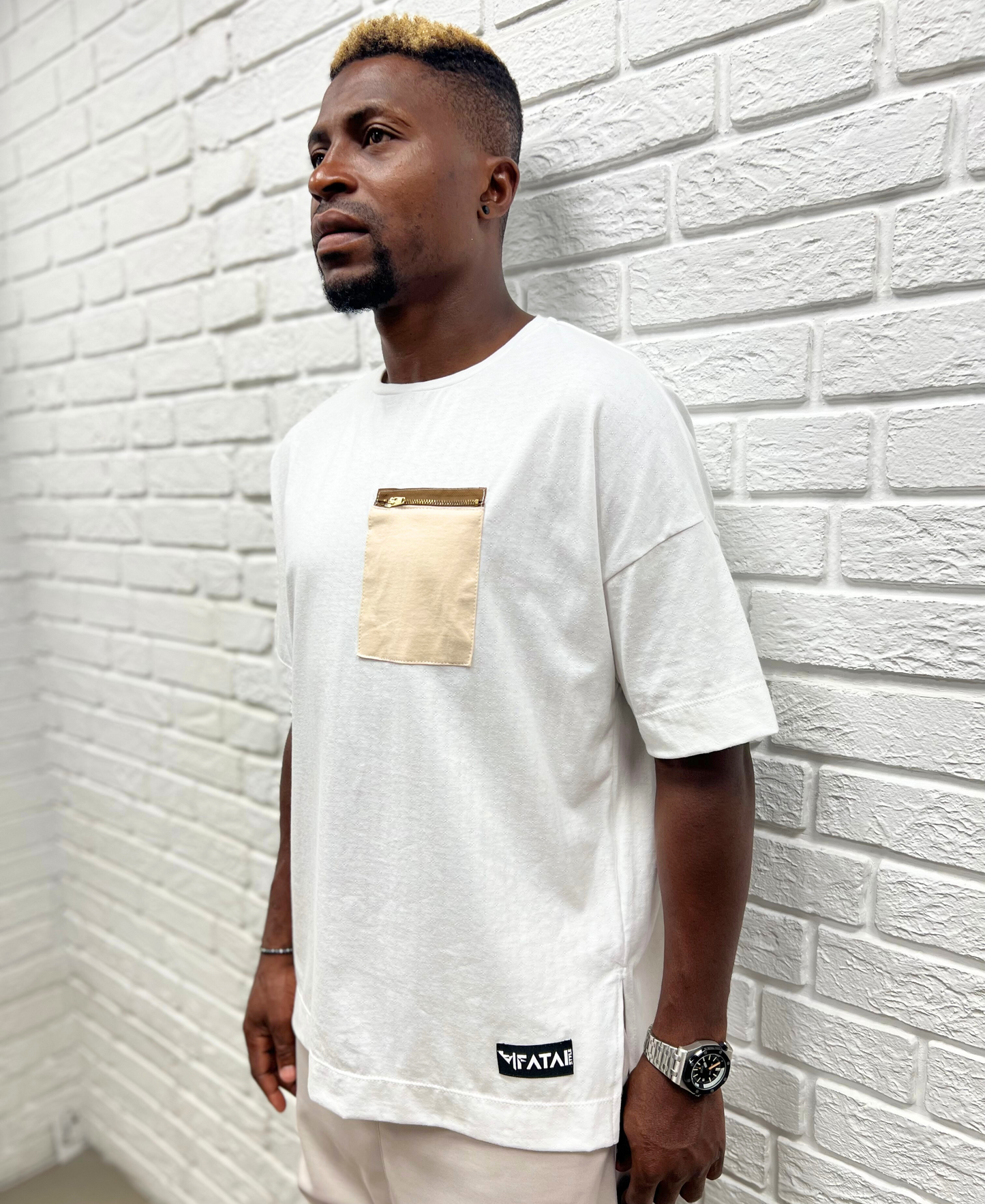 White t-shirt with pocket and zip
