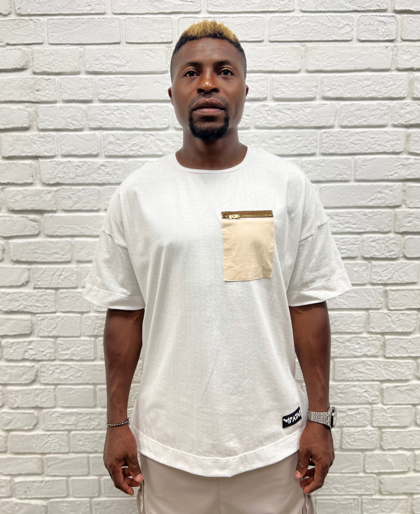 White t-shirt with pocket and zip