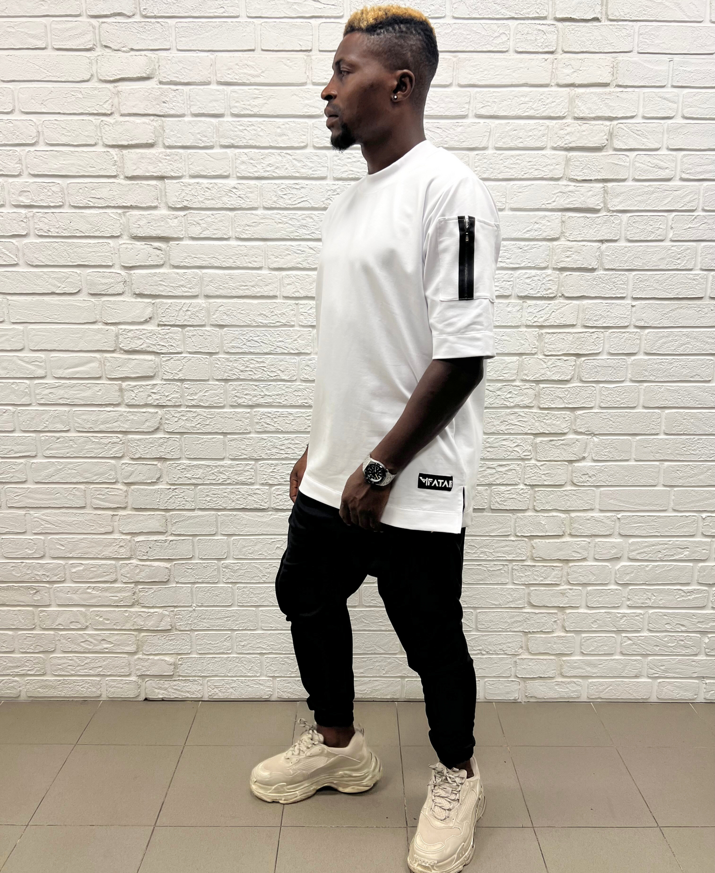 White t-shirt with zip on the hand