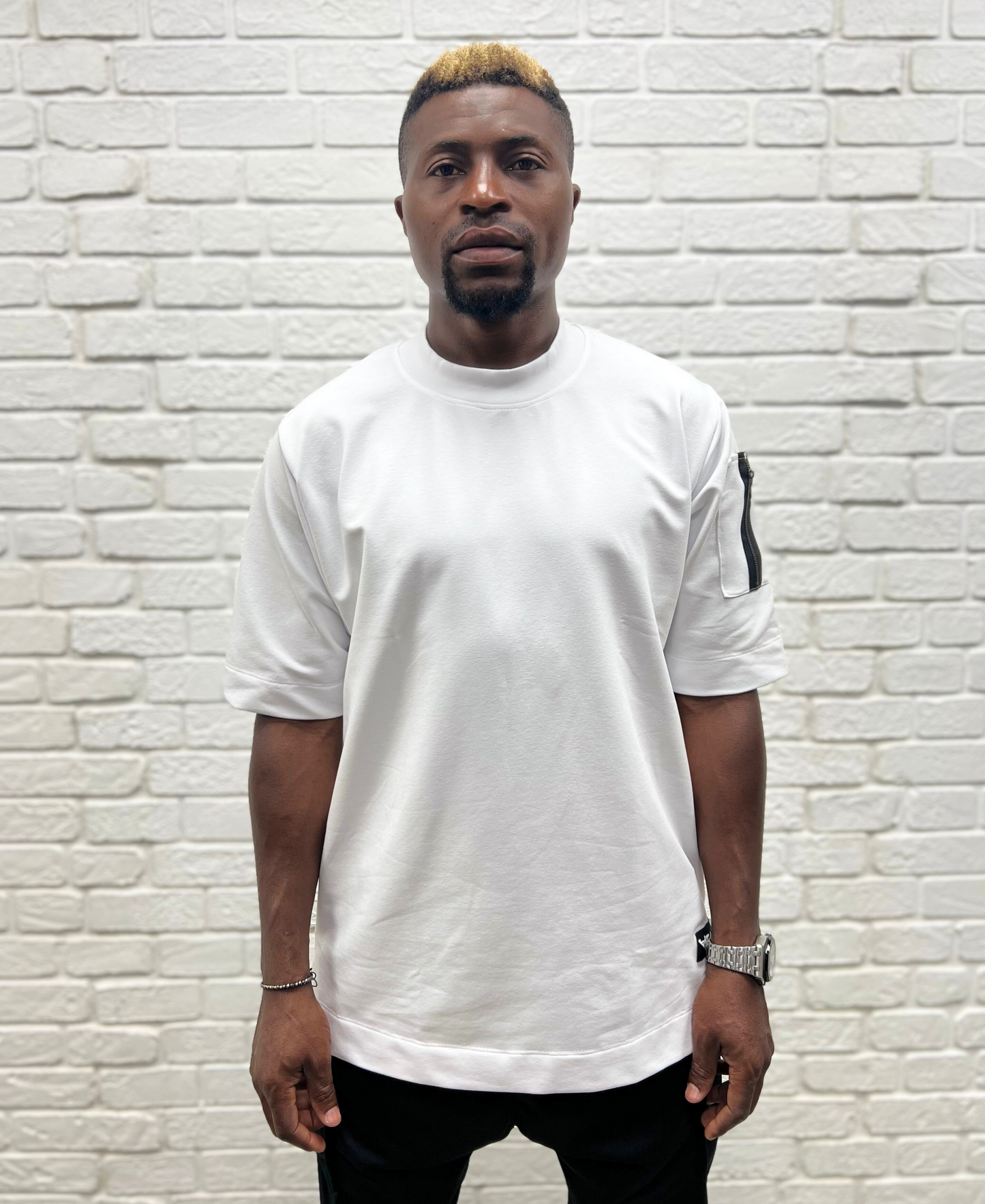 White t-shirt with zip on the hand