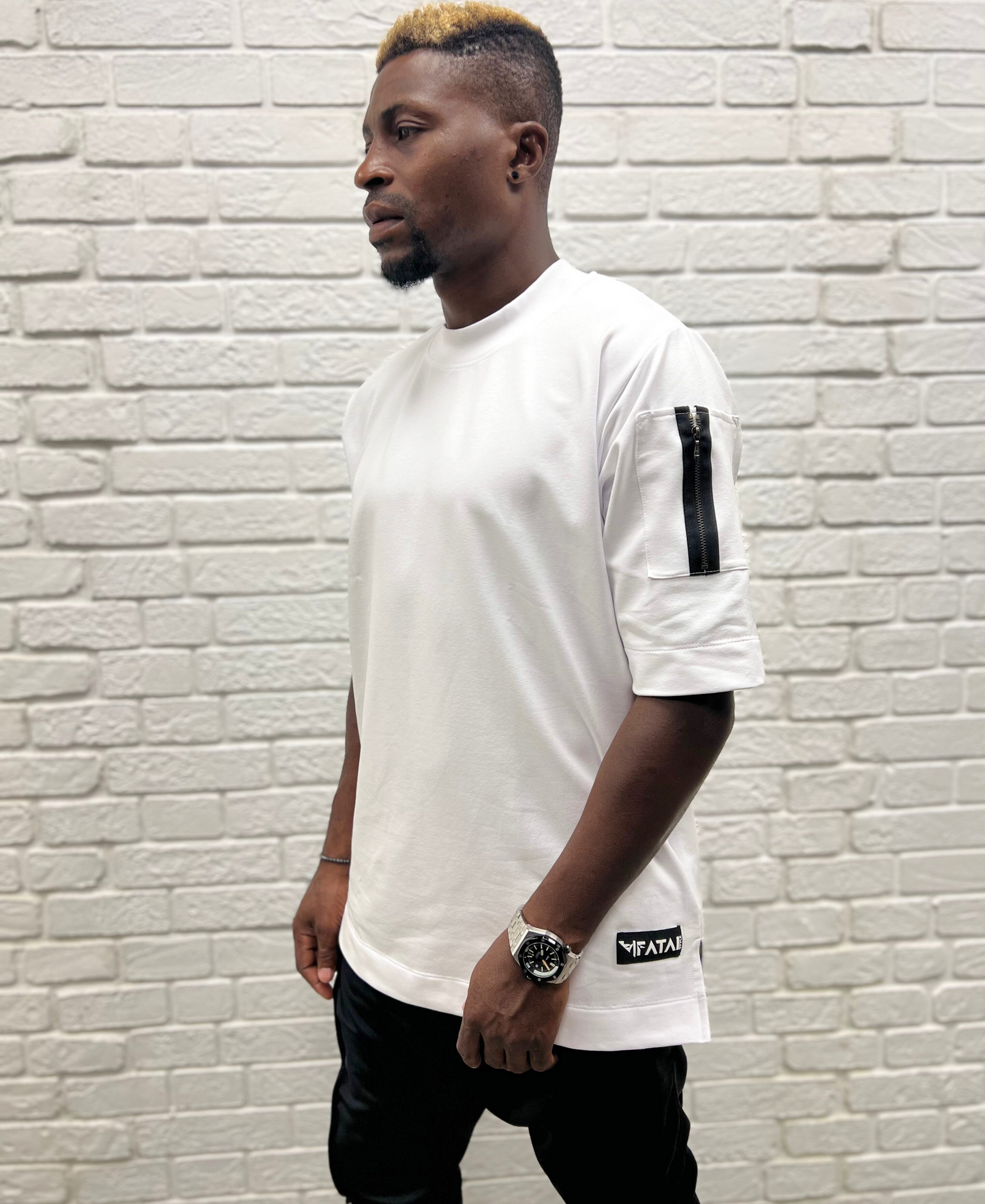 White t-shirt with zip on the hand