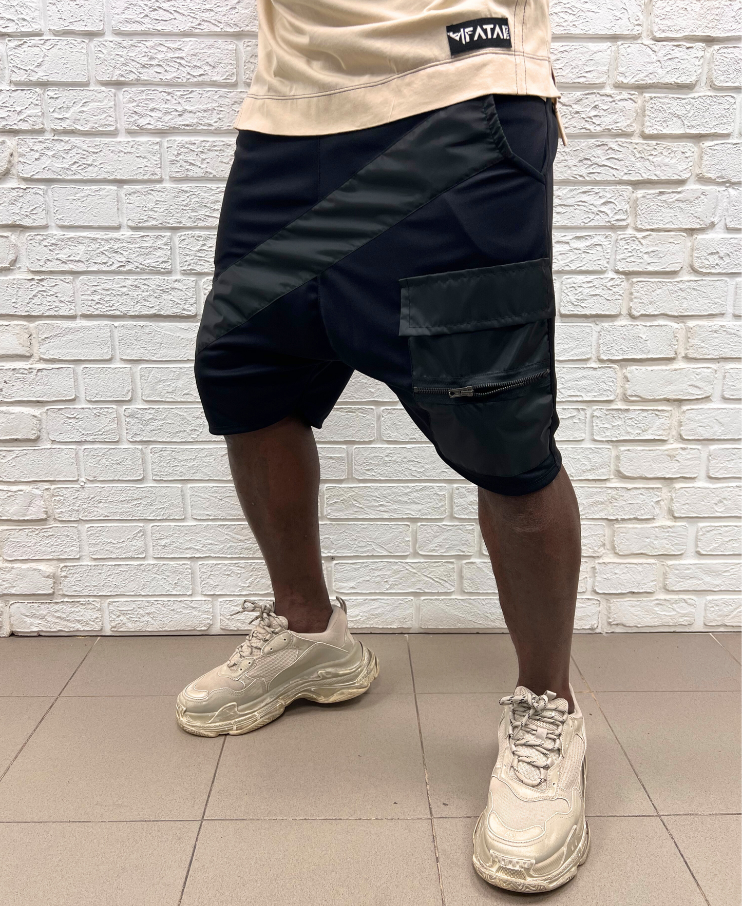 Pantaloni negri cu detalii de fas