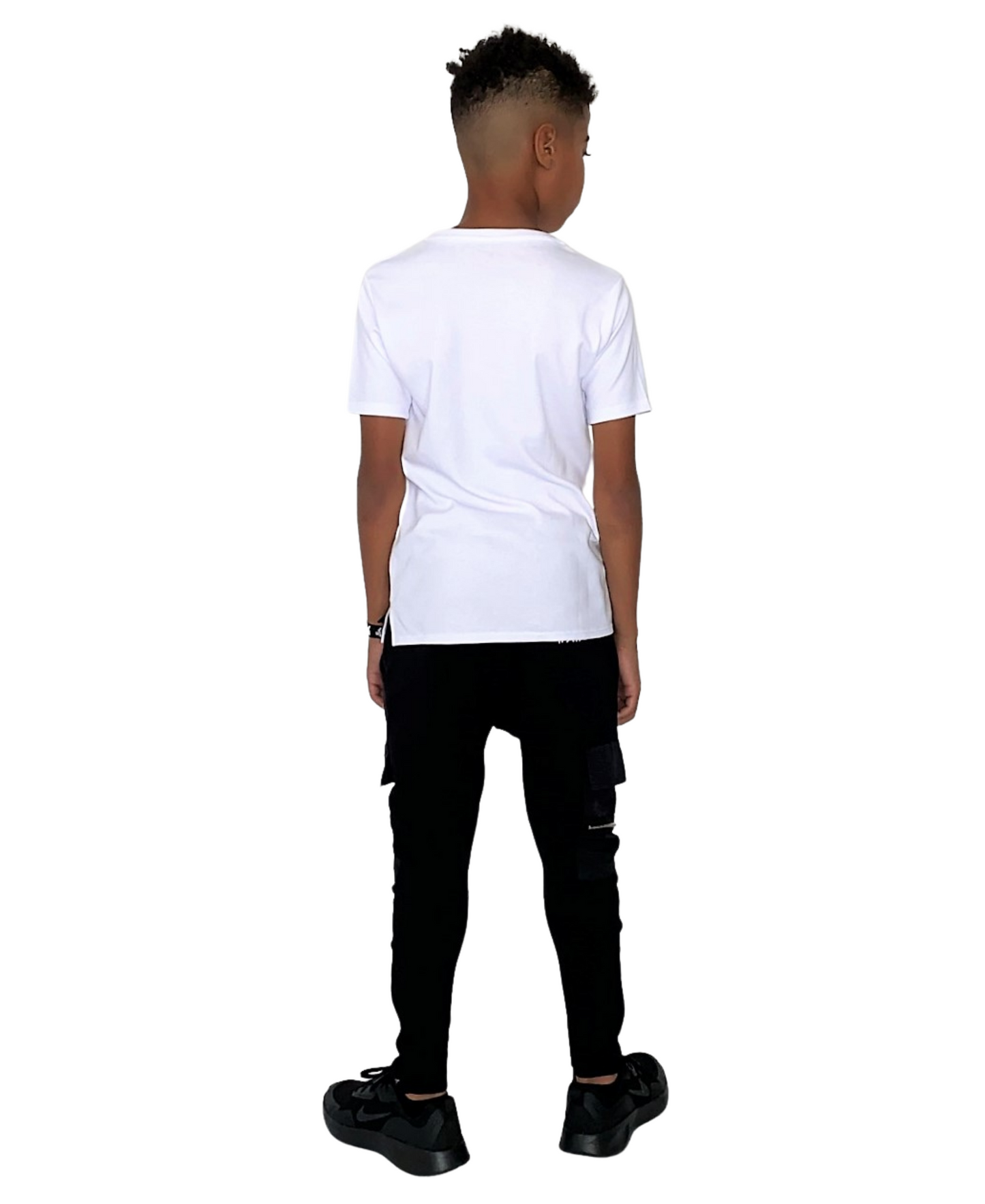 Compleu unisex cu pantaloni negri si tricou alb cu detalii