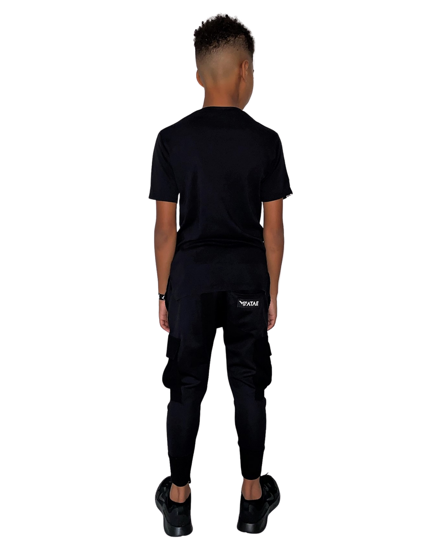 Compleu unisex cu pantaloni negri si tricou negru cu detalii