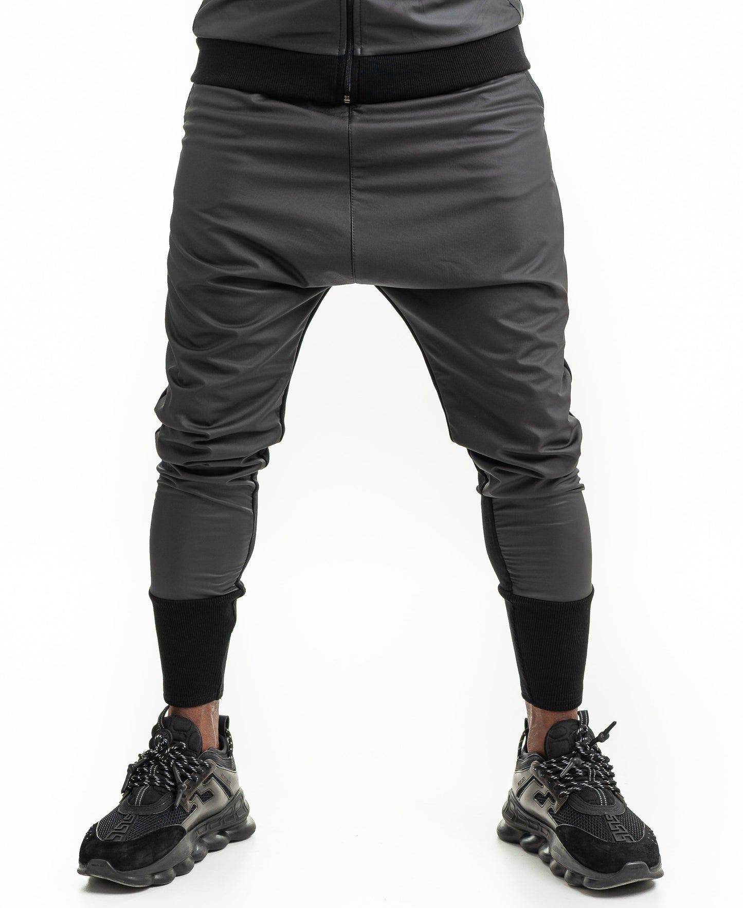 Pantaloni negri cu detalii imitatie piele