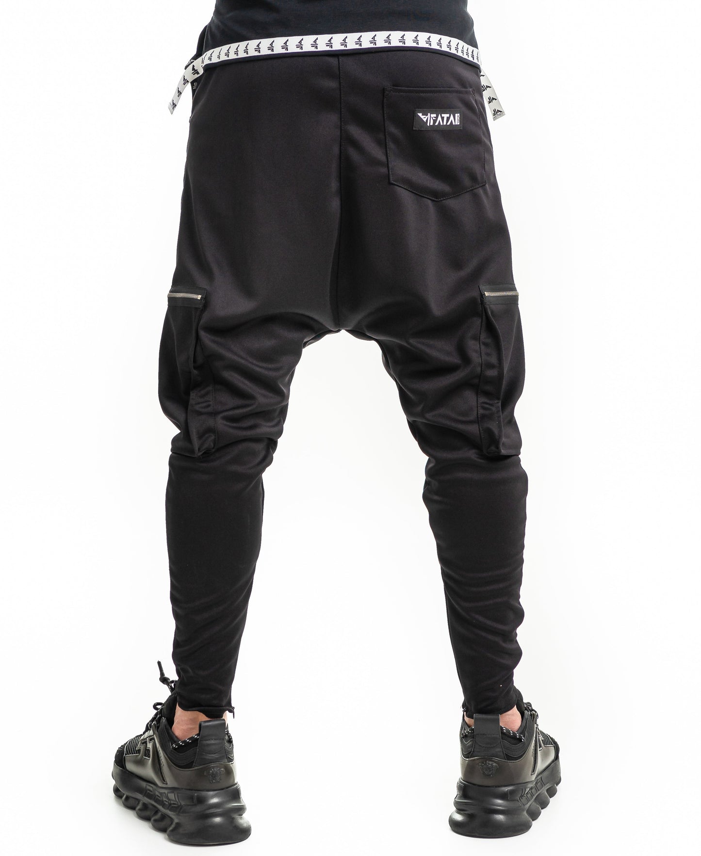 Pantaloni negri cu buzunare si accesorii pe picior