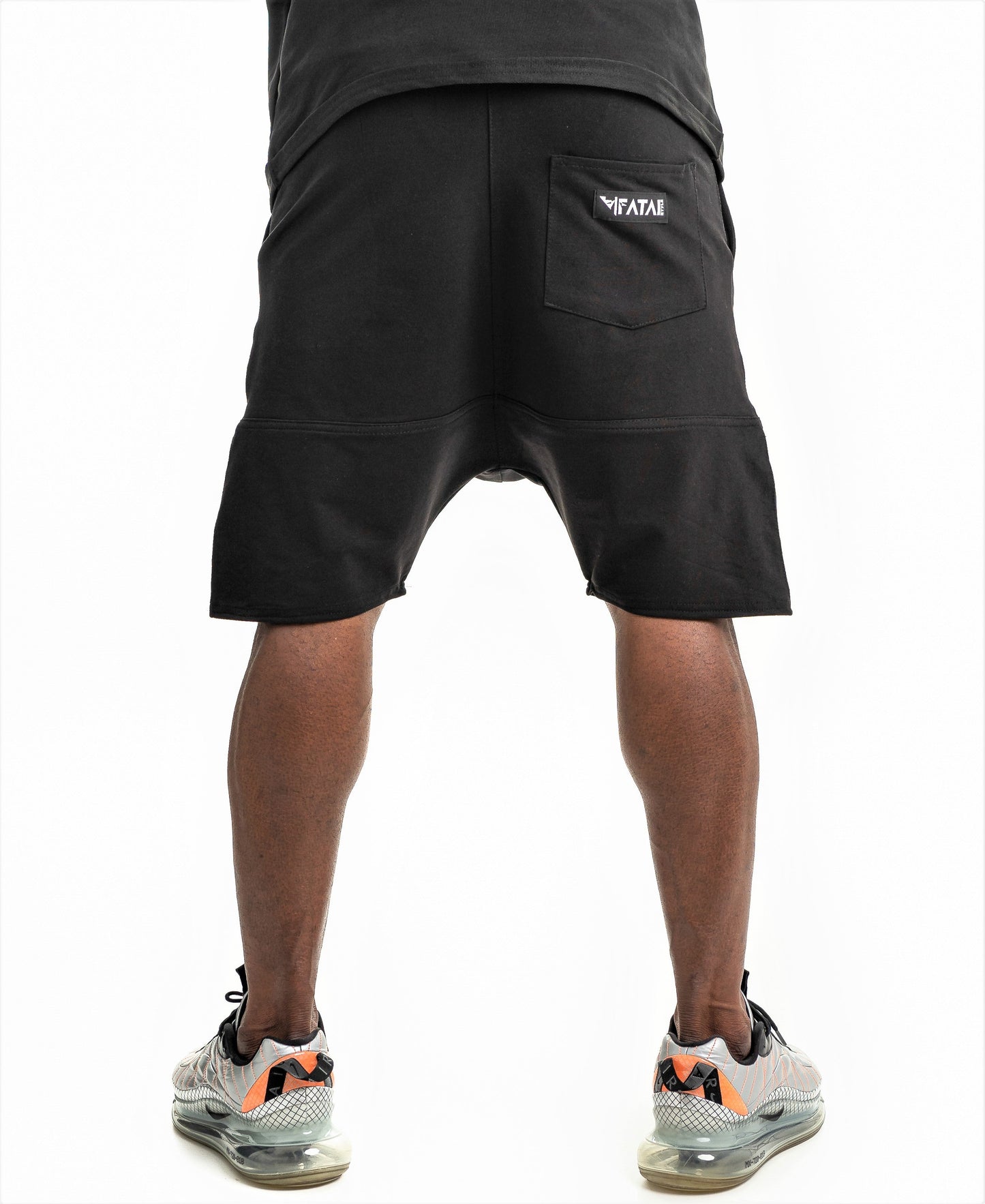 Pantaloni scurti negri cu o cusatura la jumatate