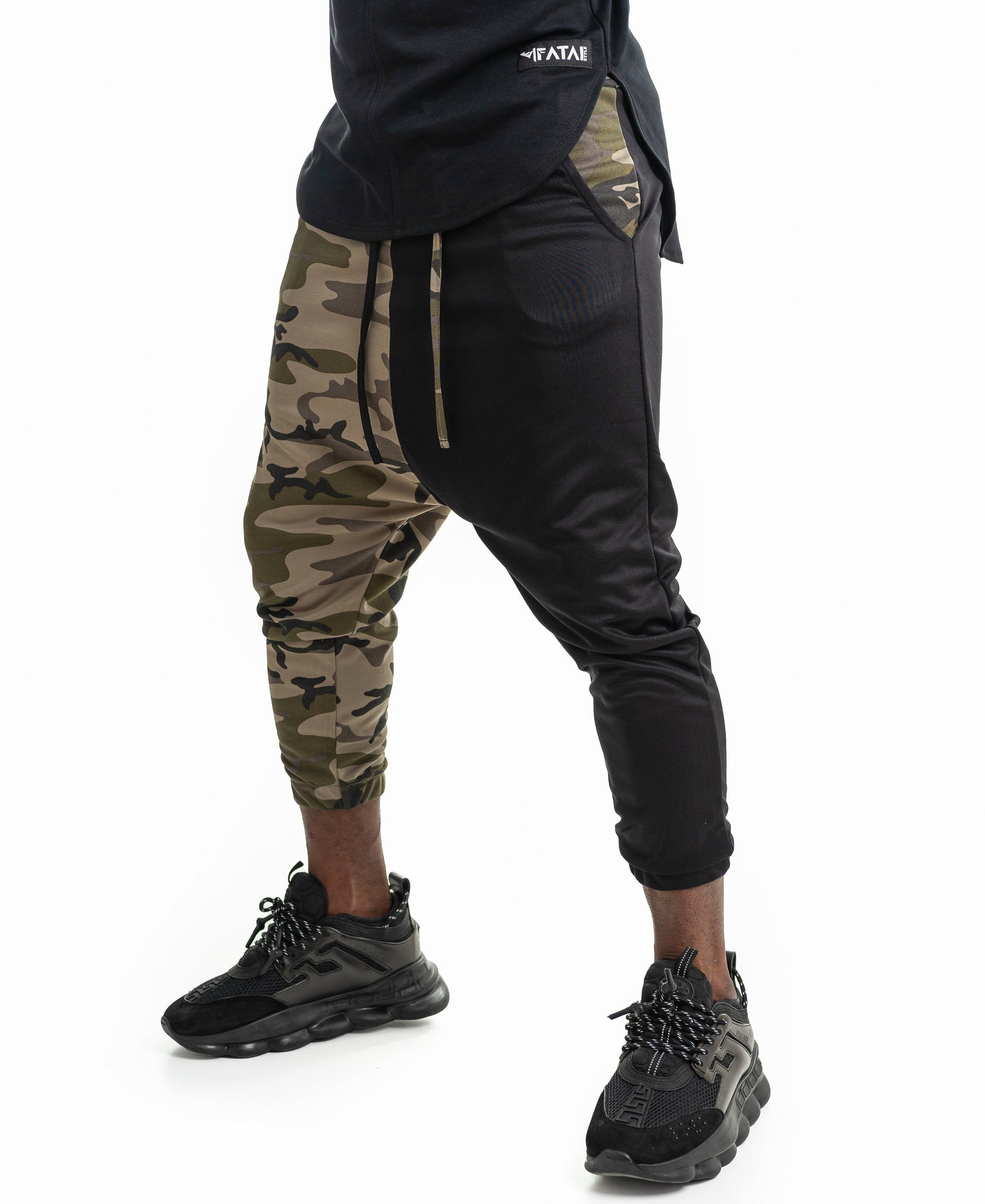 Pantaloni verde camo si negru