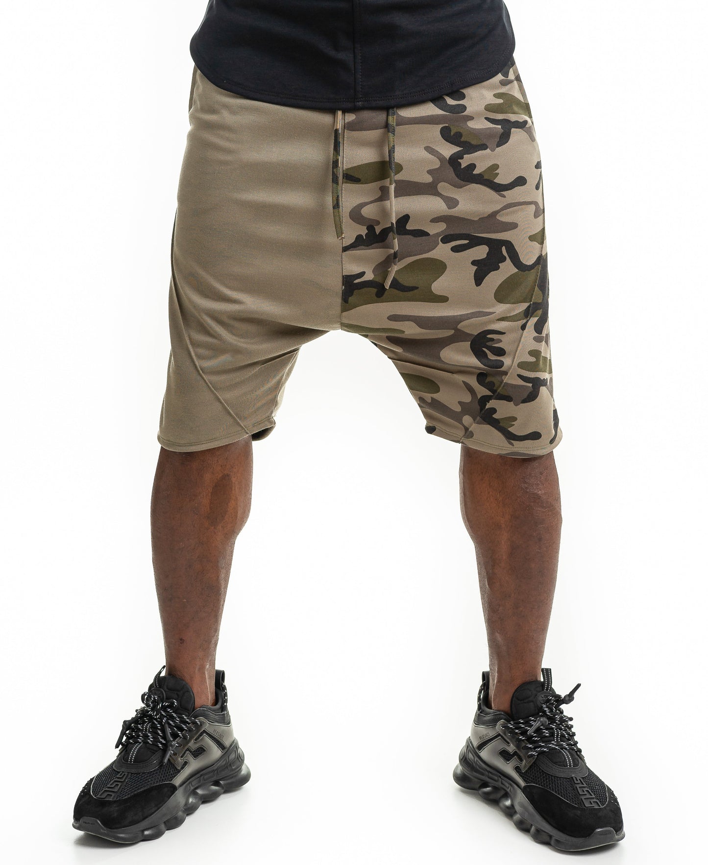 Pantaloni scurti verde si camo