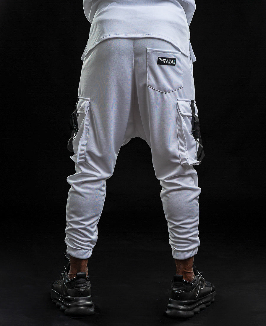 White trousers with pockets and black accesories