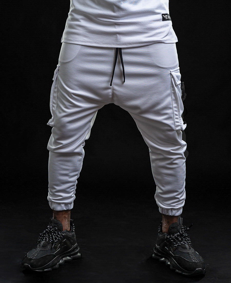 White trousers with pockets and black accesories
