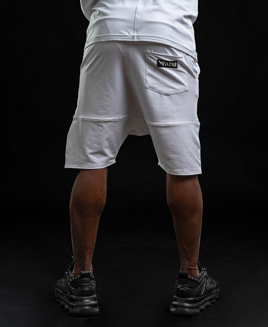 Pantaloni scurti albi cu o cusatura la jumatate