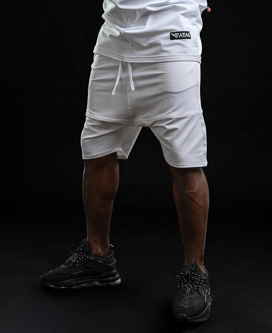 Pantaloni scurti albi cu o cusatura la jumatate