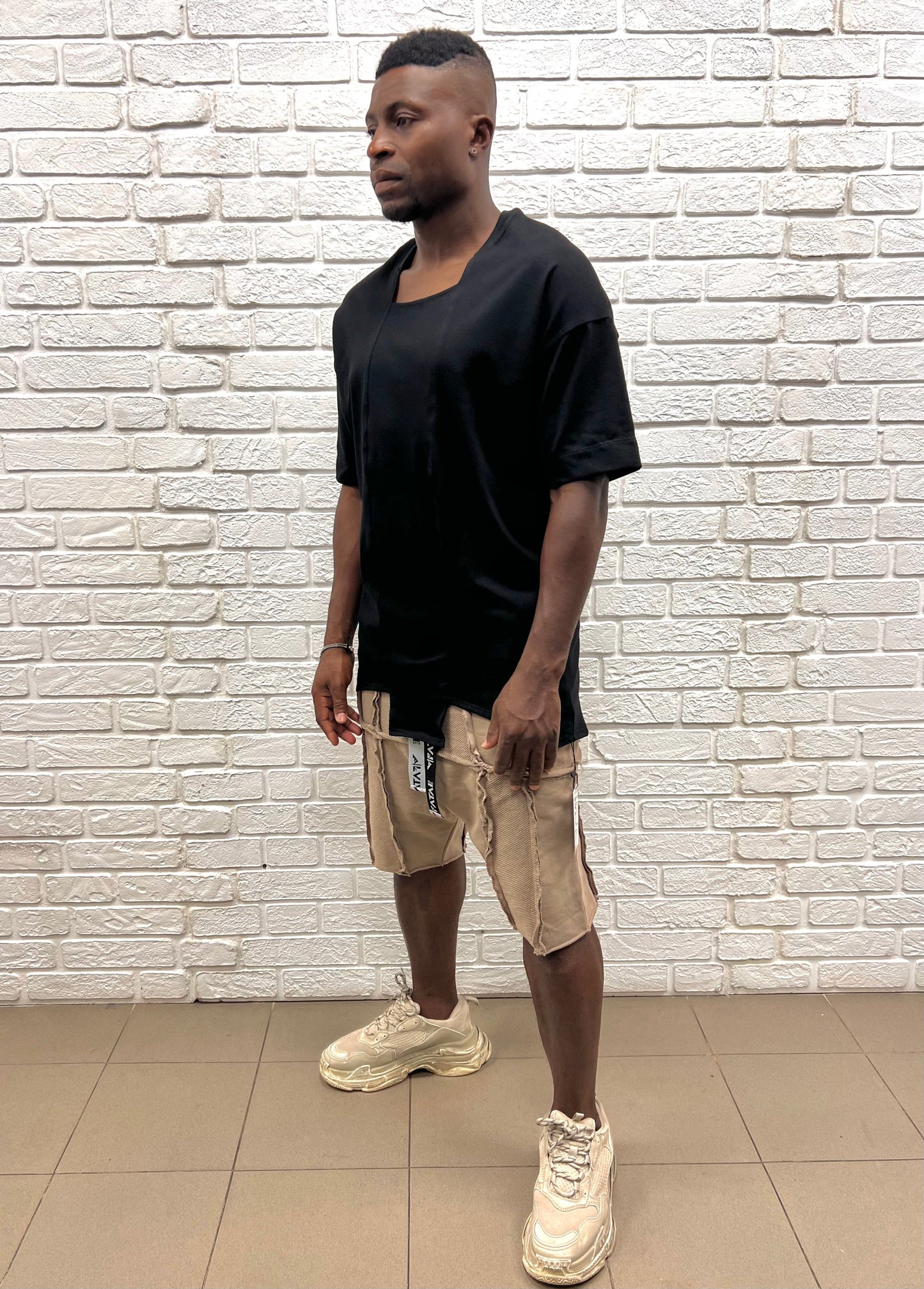 Tricou negru decoltat si oversized