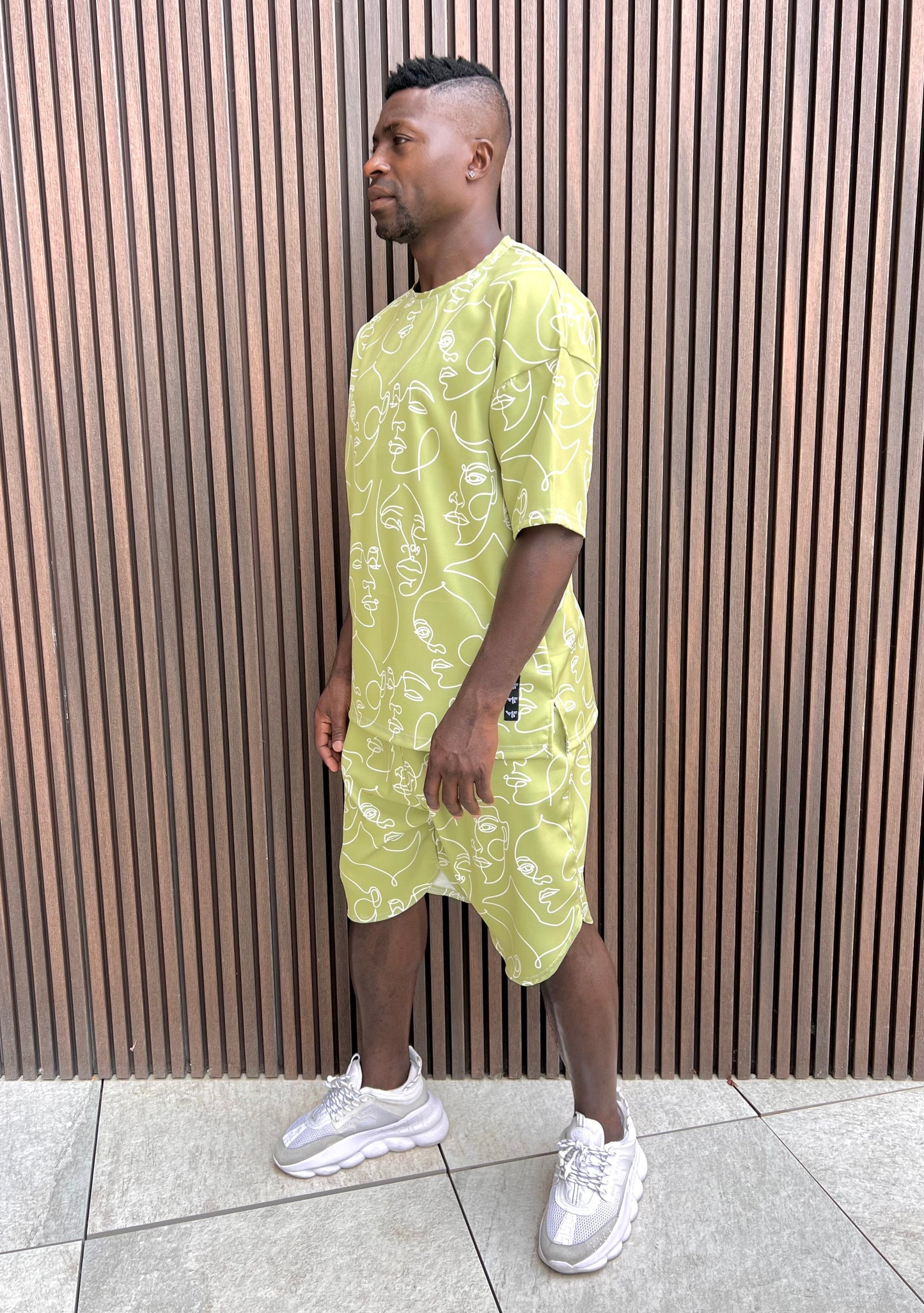 Tricou verde cu design grafic