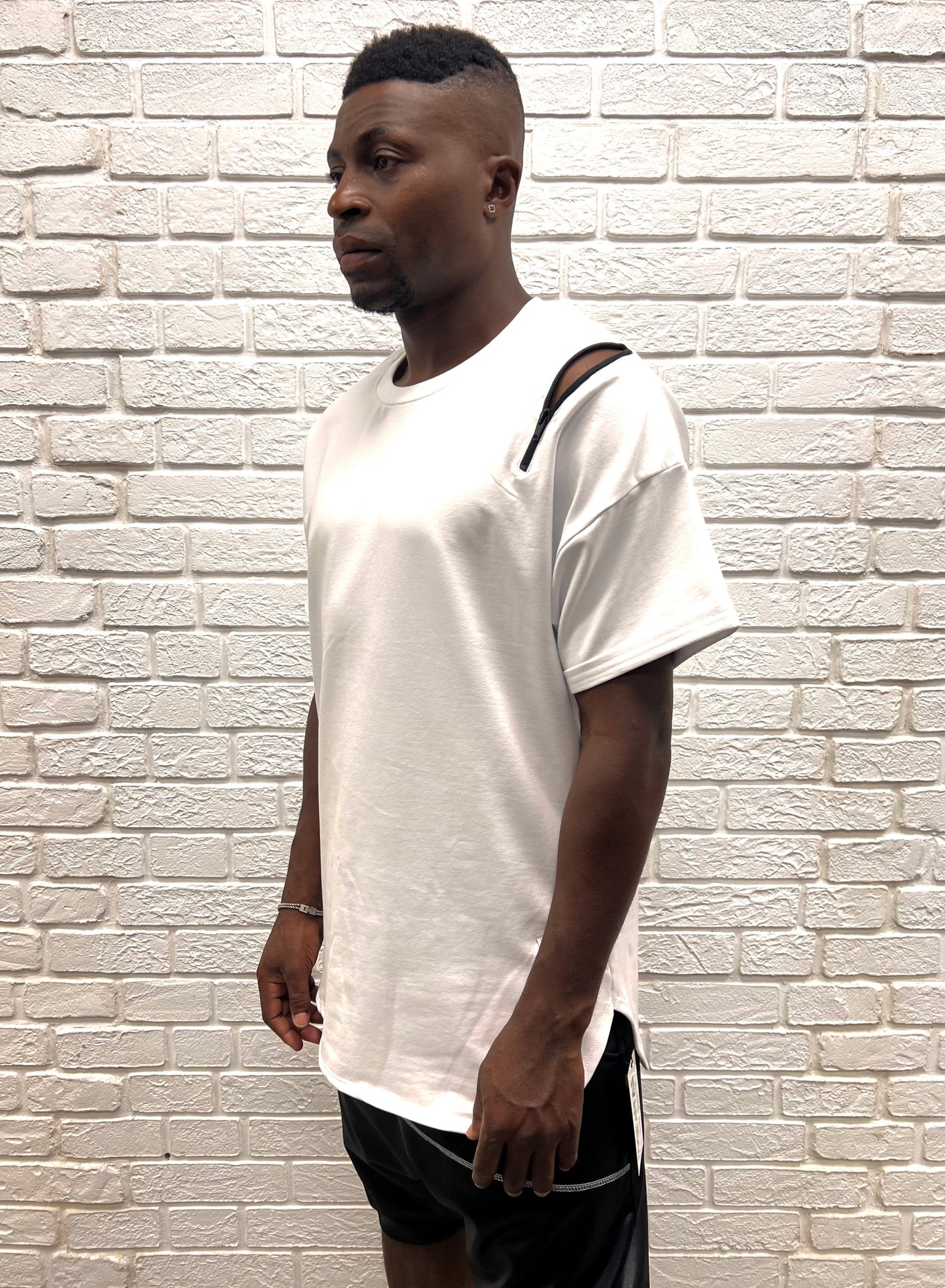 Tricou alb cu fermoar la umar