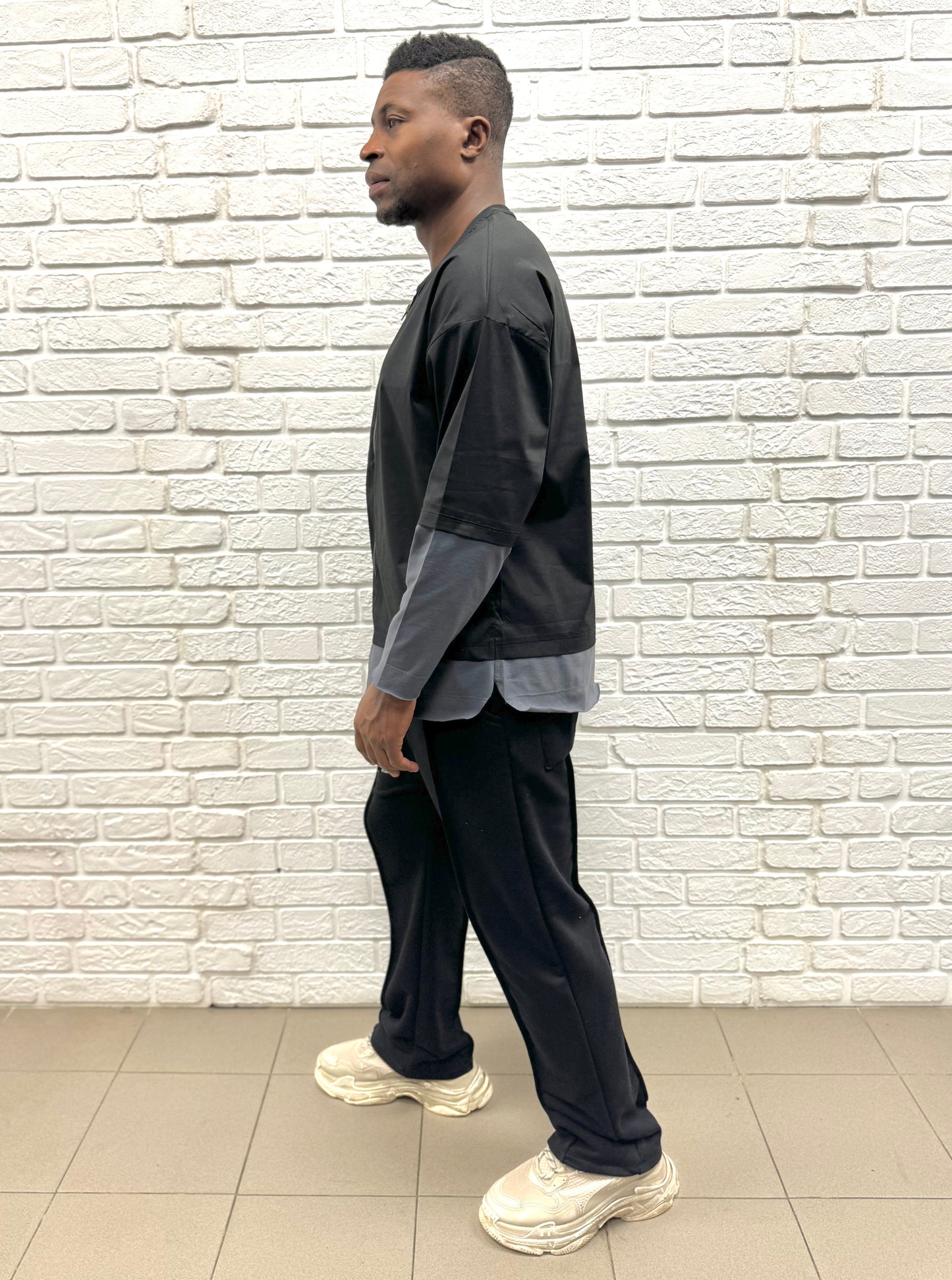 Black trousers with one sewing on the middle, large