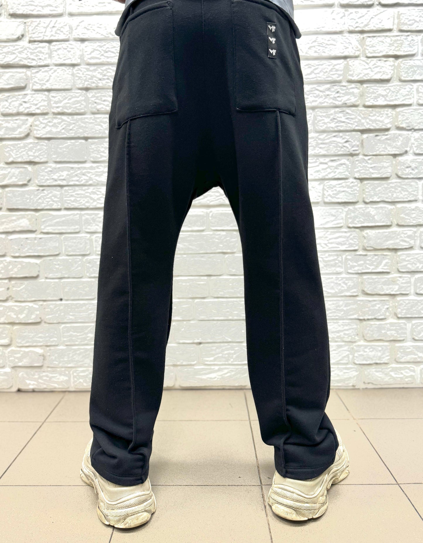 Black trousers with one sewing on the middle, large