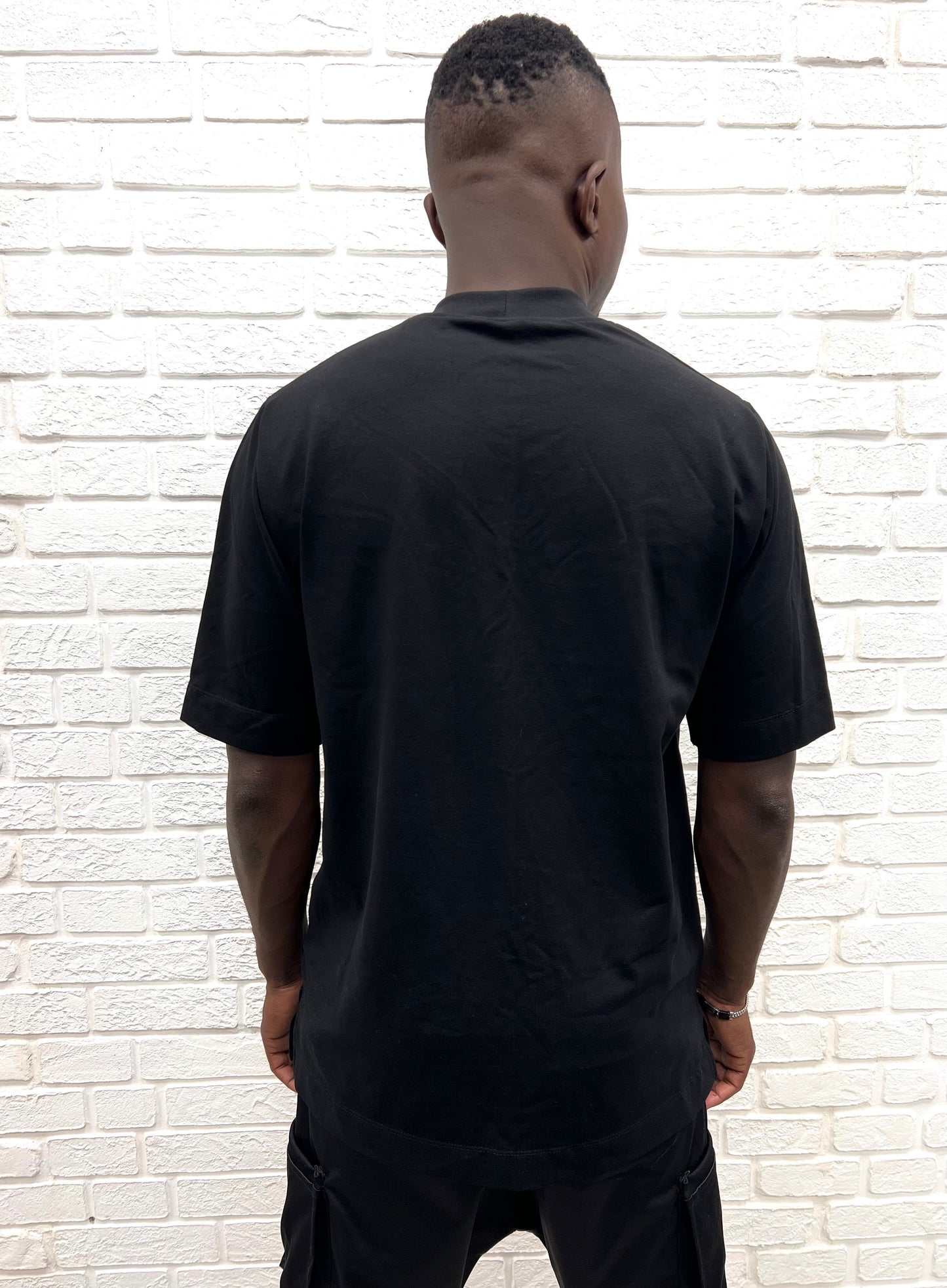 Tricou negru cu buzunar pe fata si design alb
