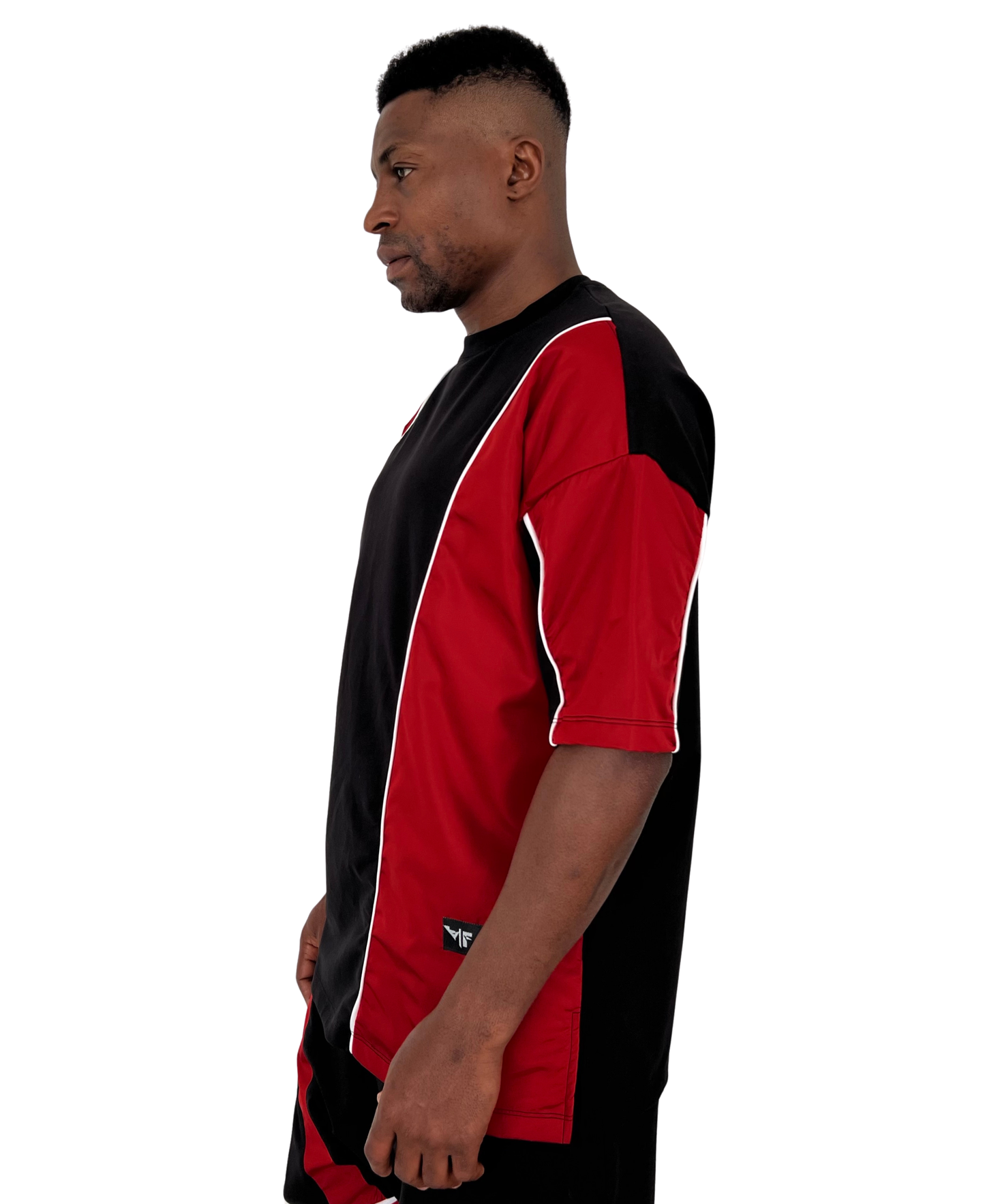 Tricou negru cu detalii din fas rosii si vipusca alba