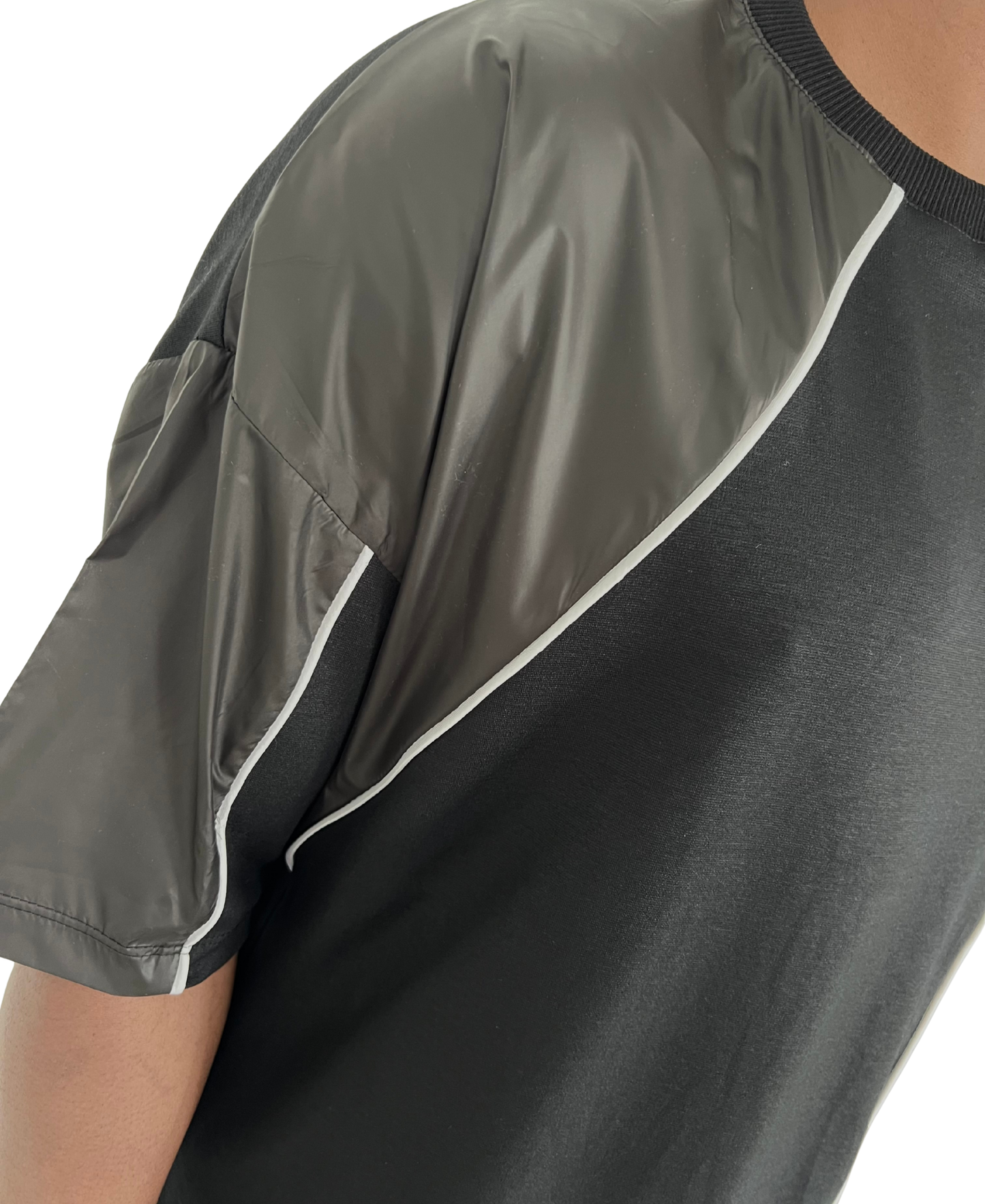 Tricou negru cu detalii din fas negre si vipusca alba