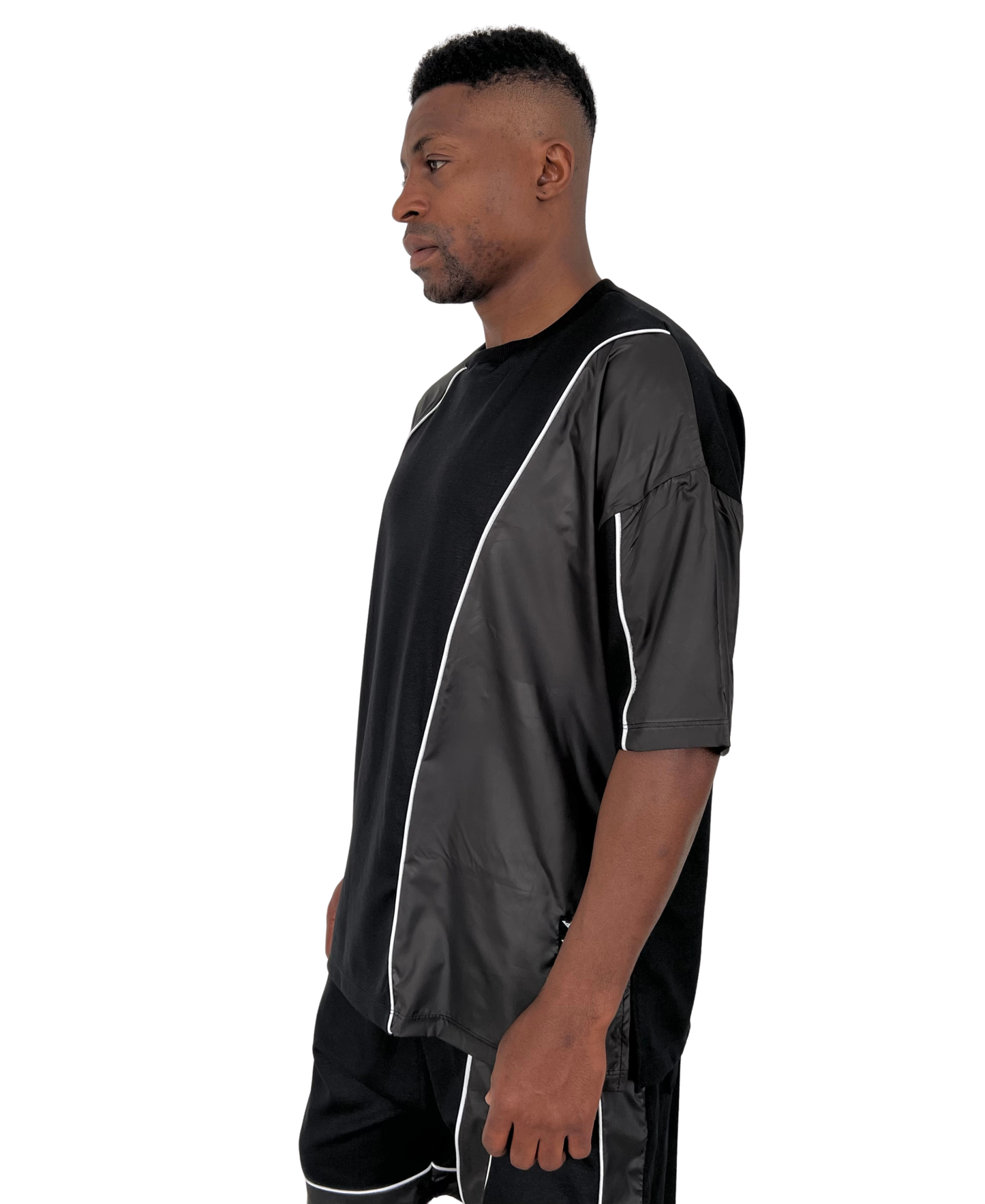 Tricou negru cu detalii din fas negre si vipusca alba