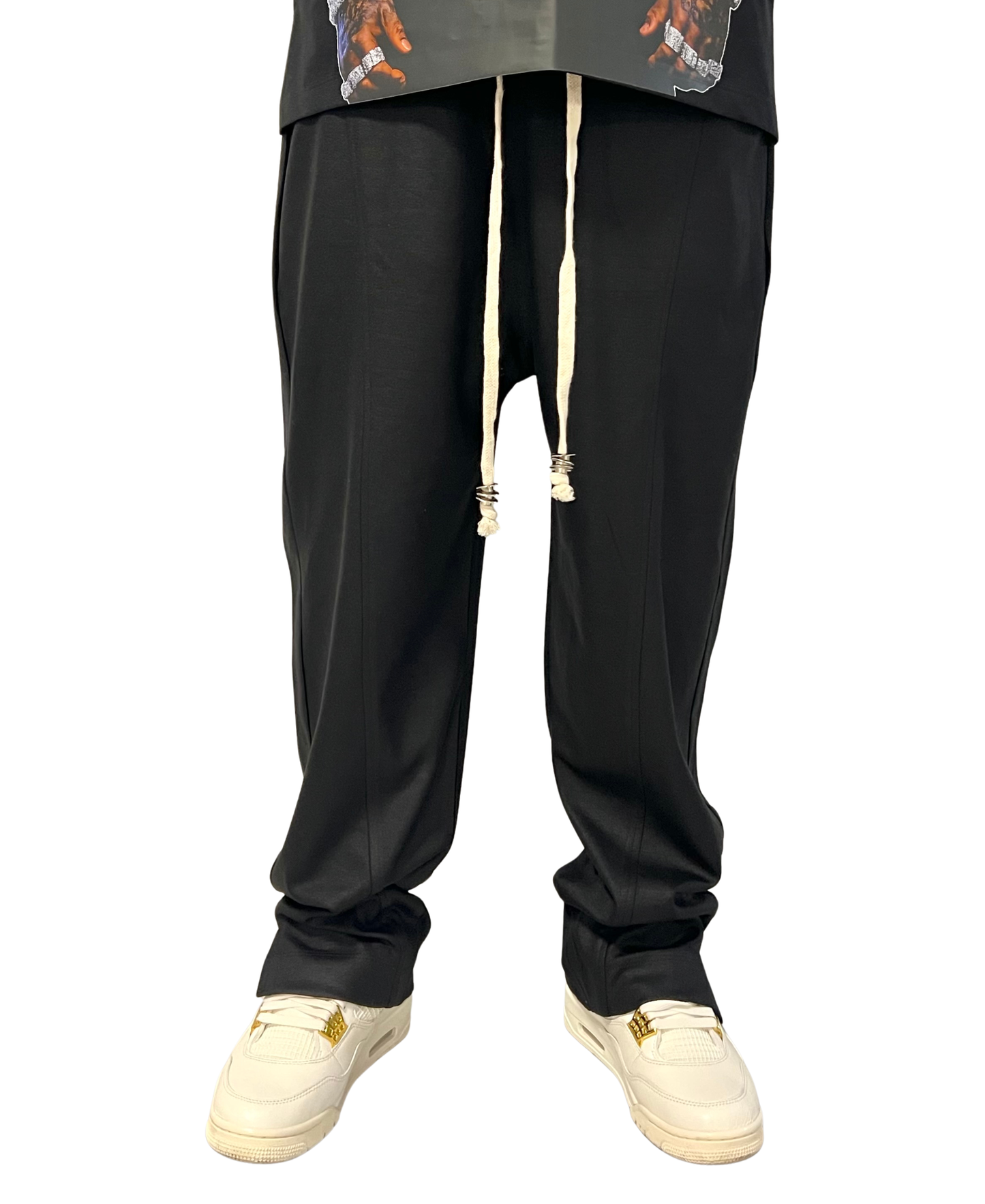 Pantaloni negri cu snur crem cu o cusatura verticala