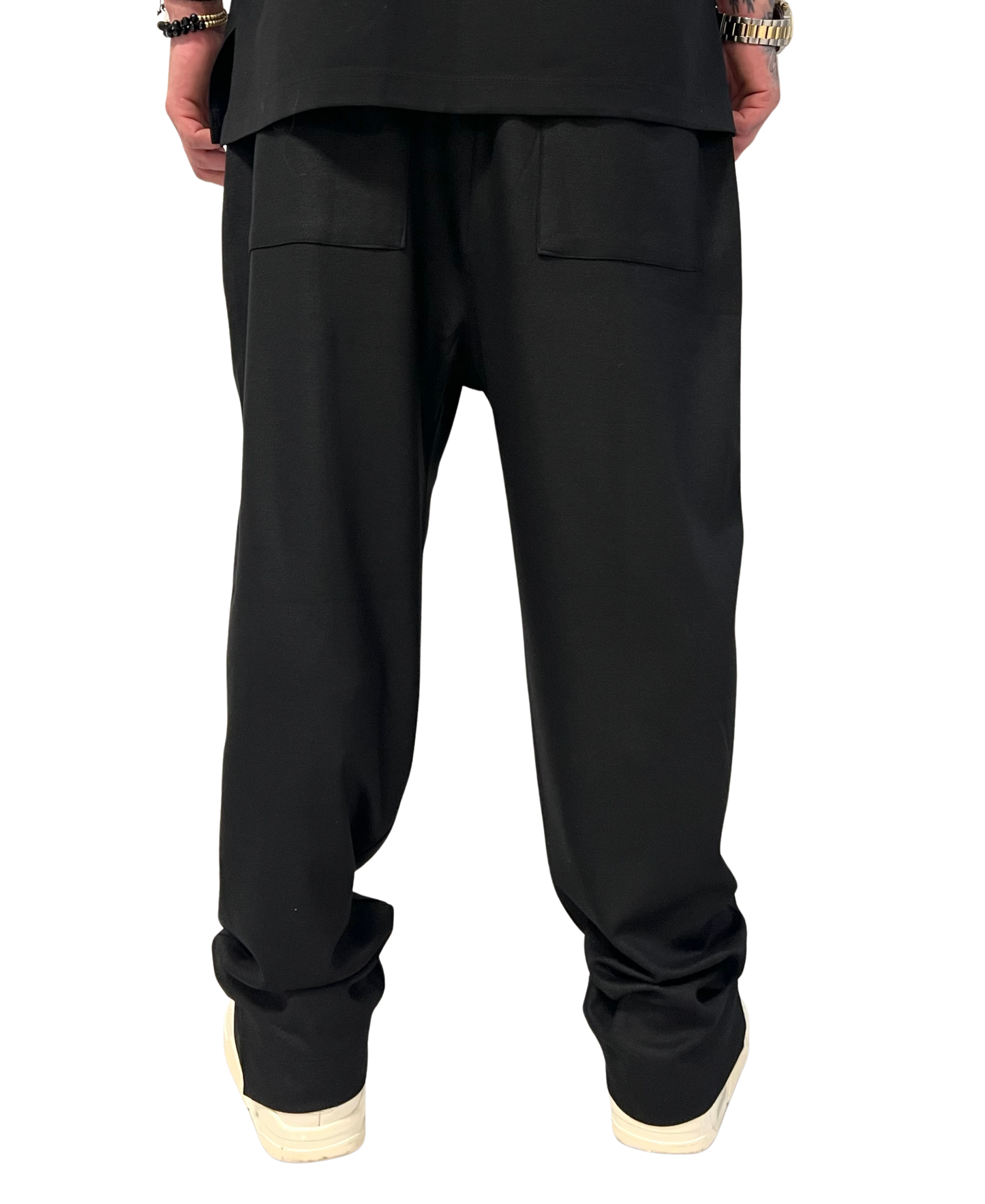 Pantaloni negri cu snur crem cu o cusatura verticala