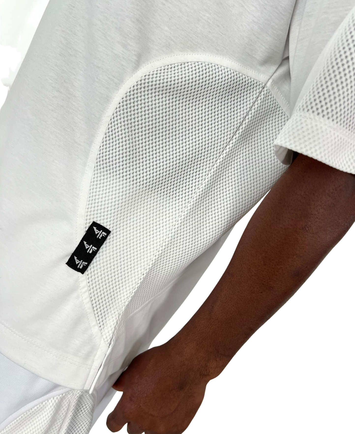Tricou alb cu detalii din plasa