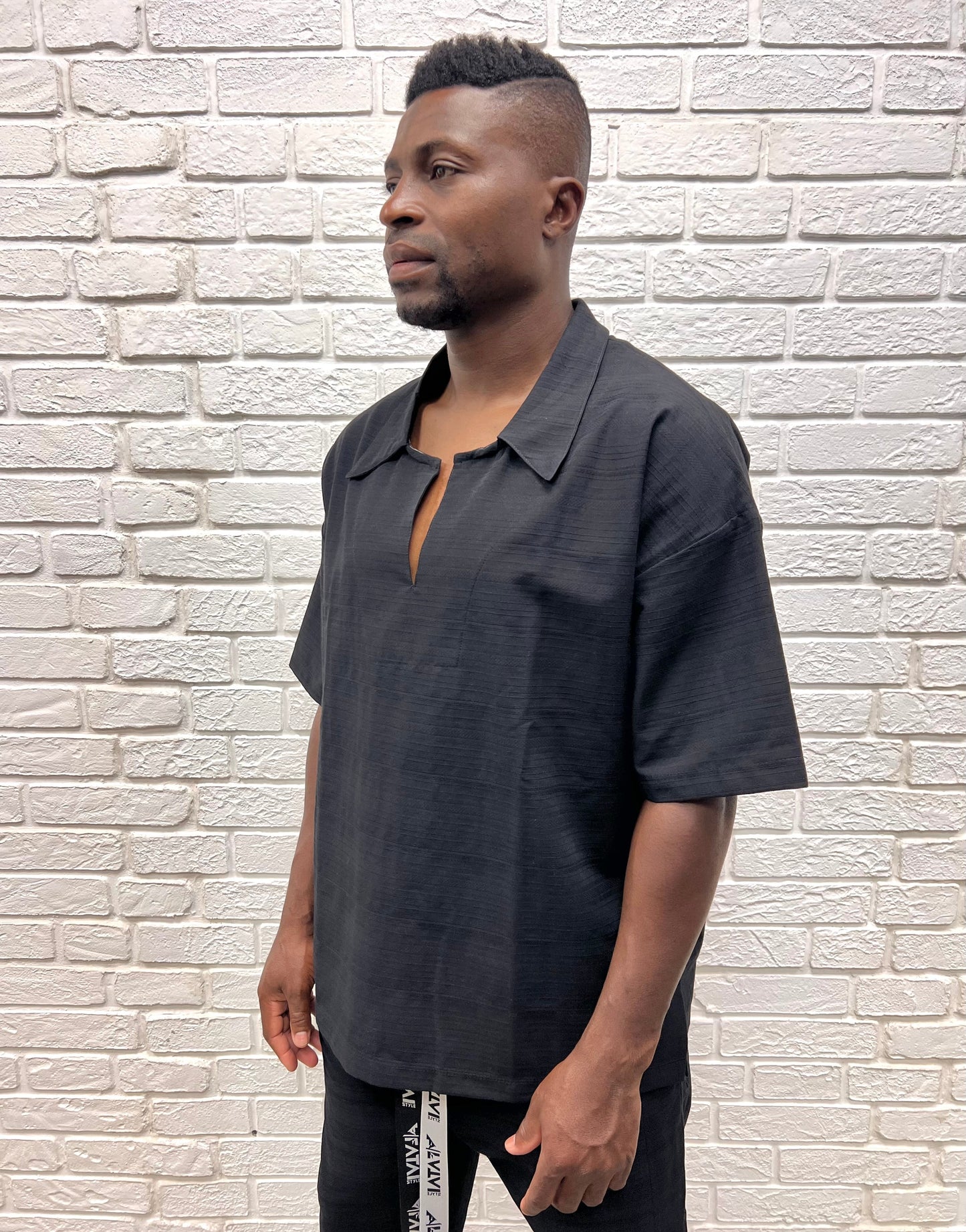 Tricou negru cu decolteu