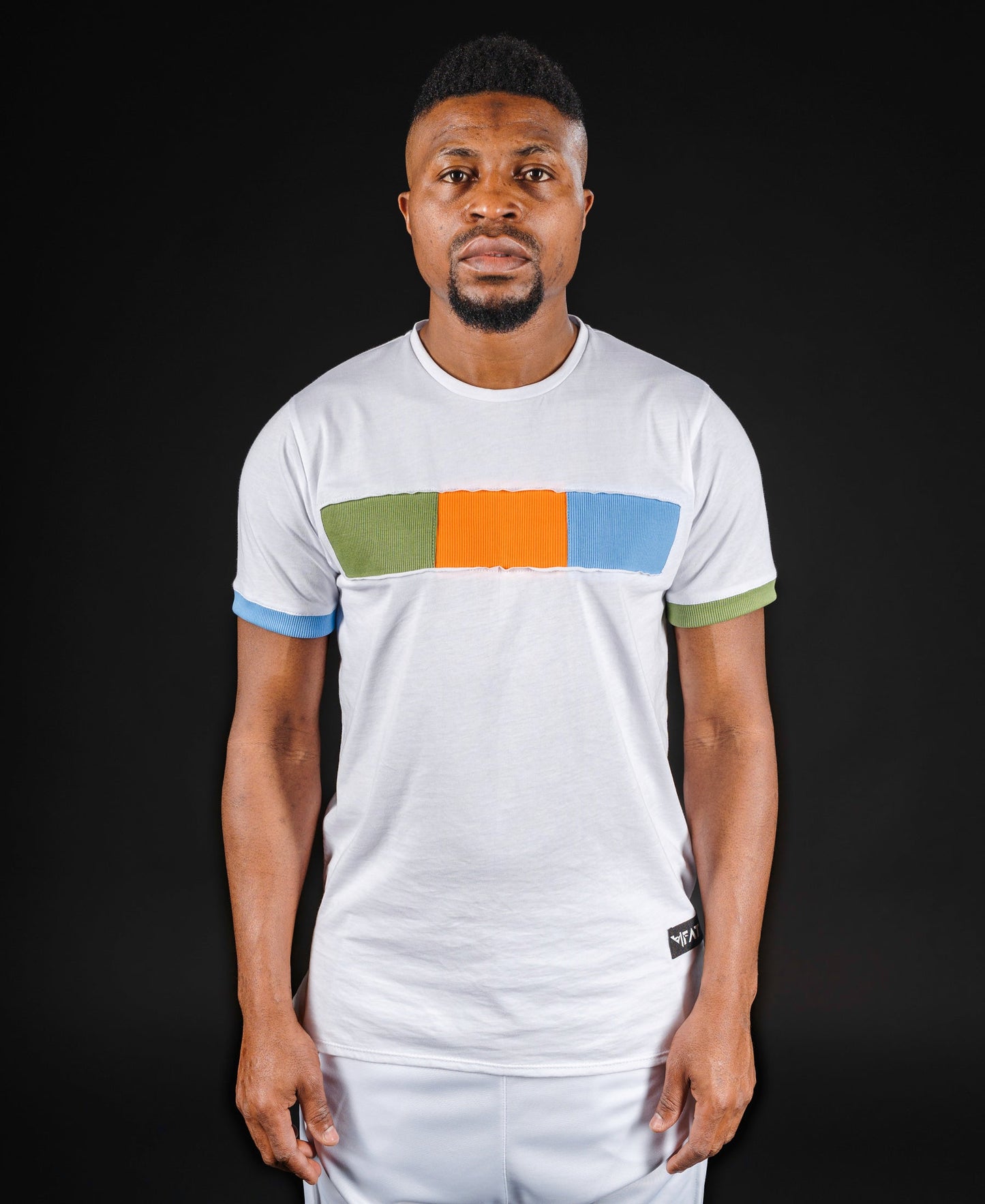 Tricou alb cu design in trei culori