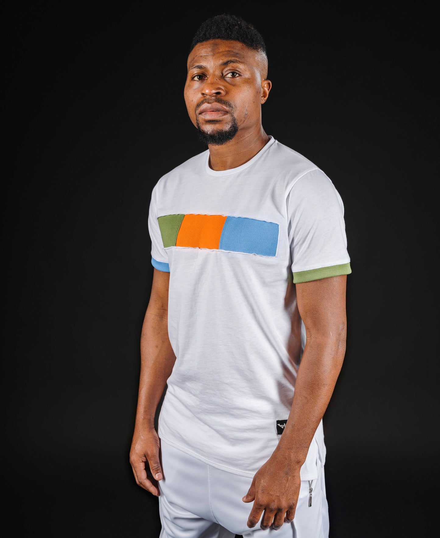 Tricou alb cu design in trei culori