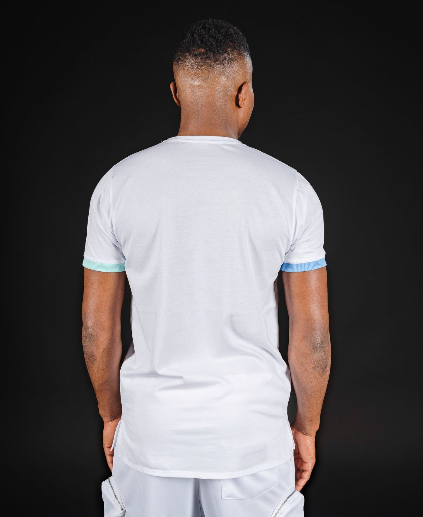 Tricou alb cu design in doua culori