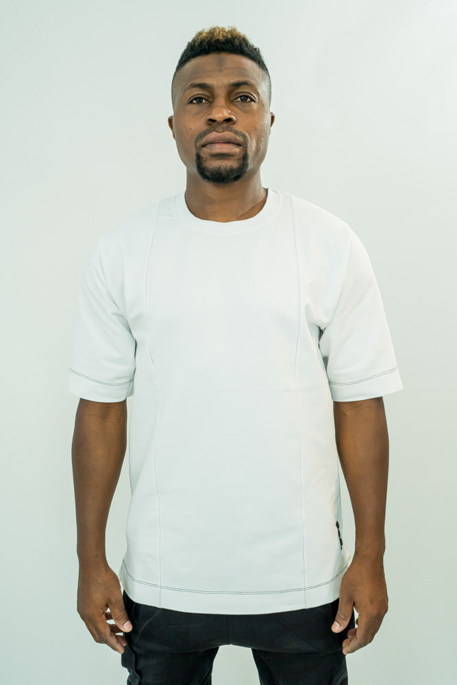 Tricou alb cu cusaturi negre