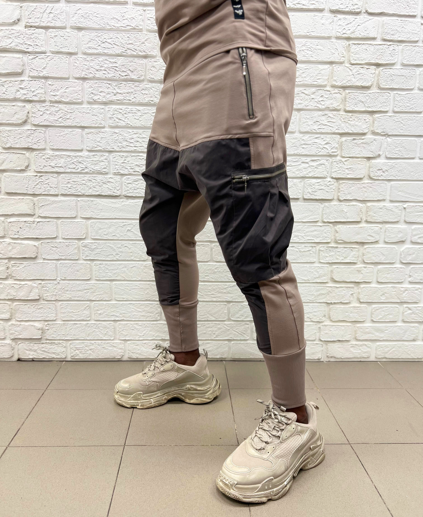 Cappuccino trousers combined with velvet leather