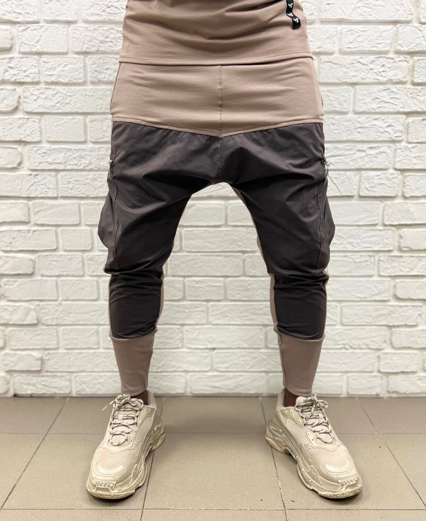 Cappuccino trousers combined with velvet leather