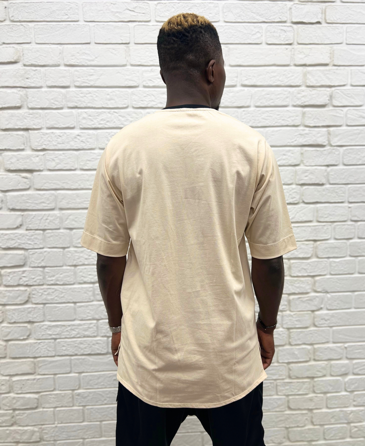 Tricou crem cu design negru