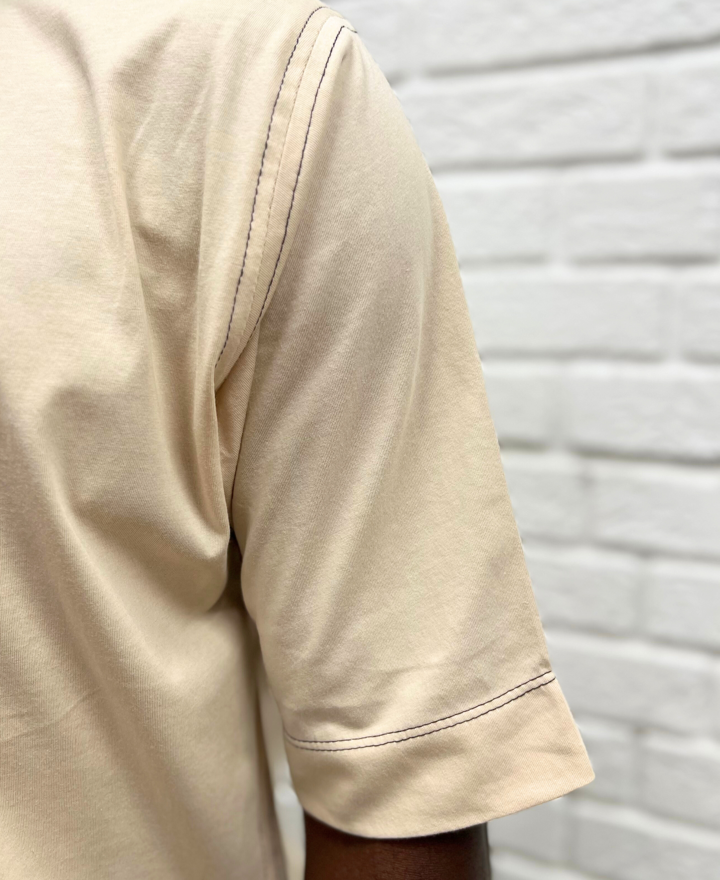 Tricou crem cu multiple cusaturi negre